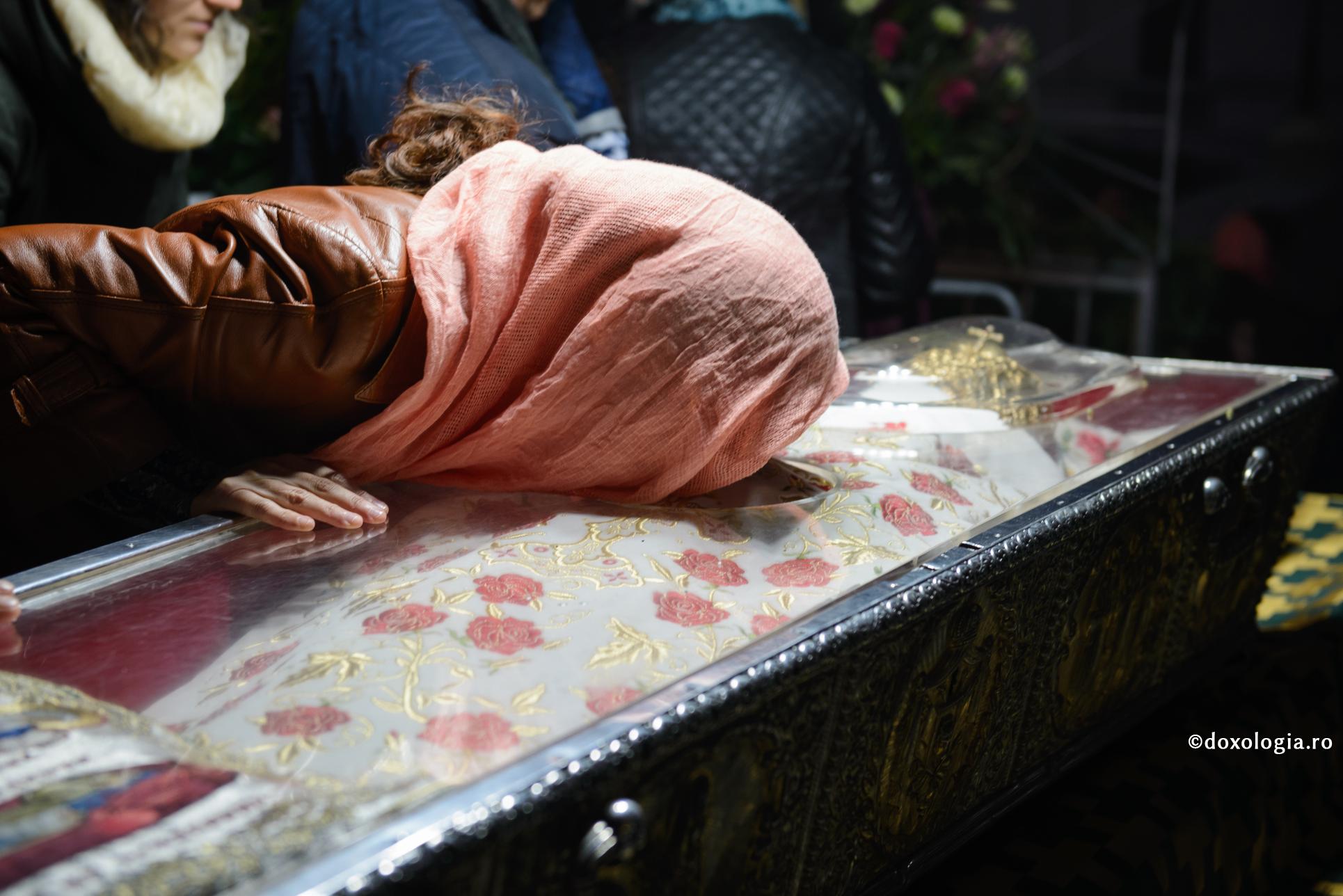 Sfintele Icoane şi Sfintele Moaşte – lucrare vindecătoare a Harului lui Dumnezeu