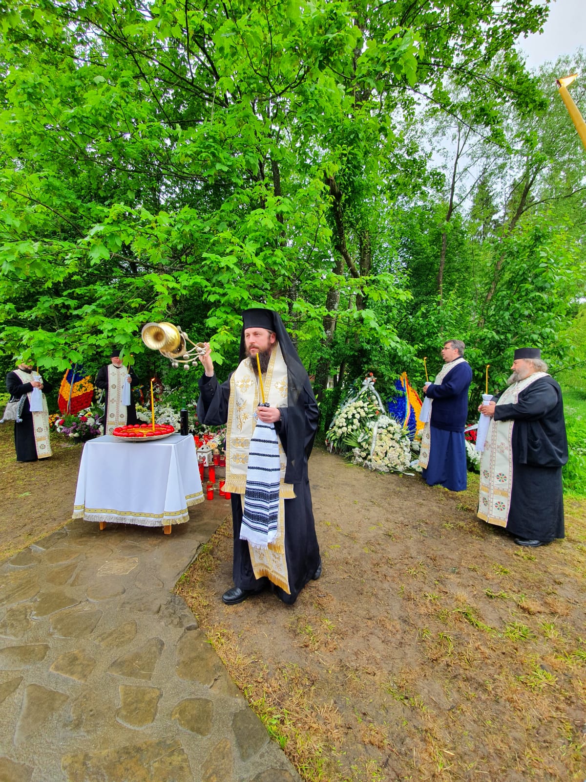 Episcopul Damaschin și membrii aparatului administrativ de la Arhiepiscopie, slujbă de pomenire la mormântul IPS Arhiepiscop Pimen