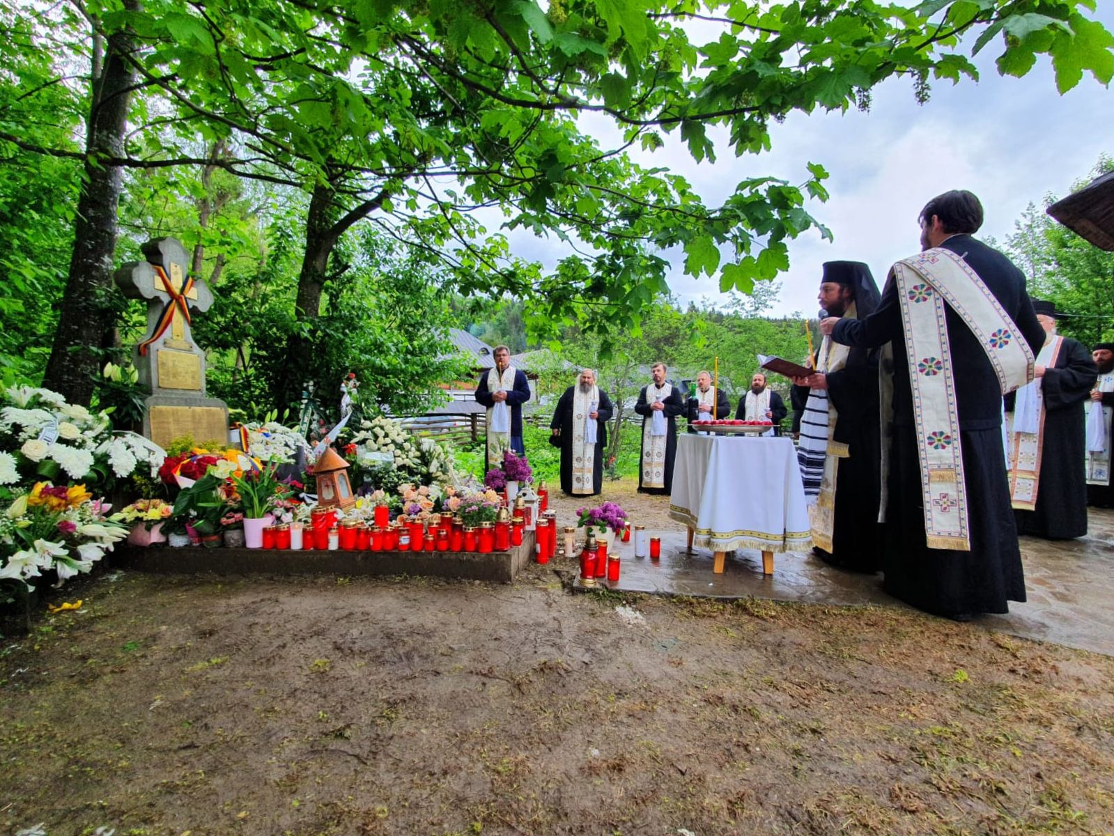 Episcopul Damaschin și membrii aparatului administrativ de la Arhiepiscopie, slujbă de pomenire la mormântul IPS Arhiepiscop Pimen