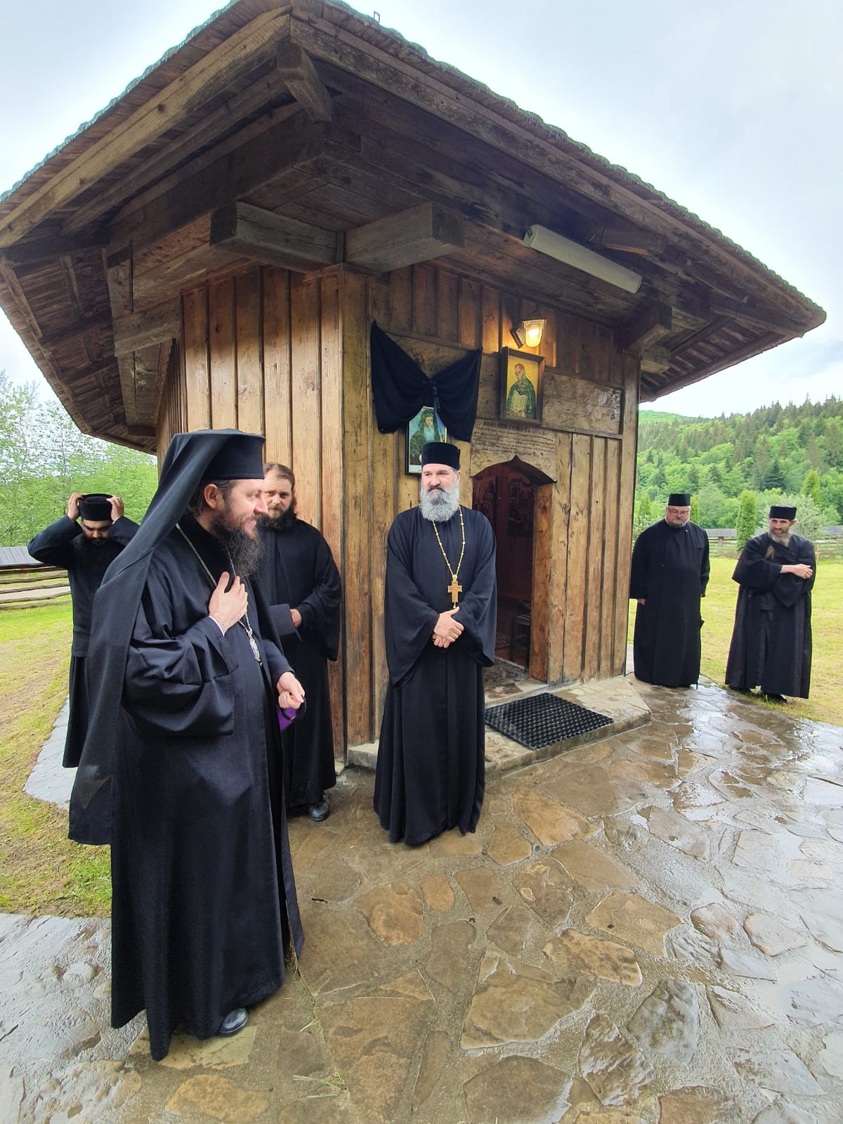 Episcopul Damaschin și membrii aparatului administrativ de la Arhiepiscopie, slujbă de pomenire la mormântul IPS Arhiepiscop Pimen