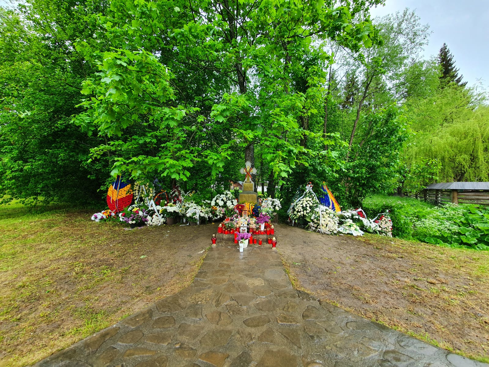 Episcopul Damaschin și membrii aparatului administrativ de la Arhiepiscopie, slujbă de pomenire la mormântul IPS Arhiepiscop Pimen