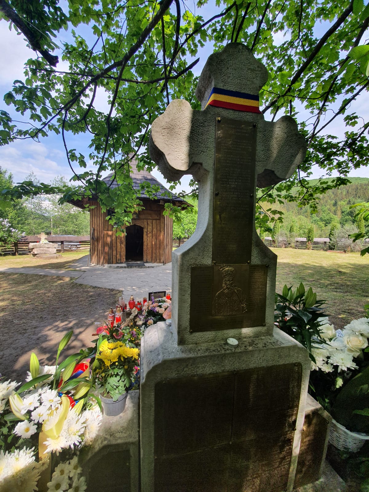 Episcopul Damaschin și membrii aparatului administrativ de la Arhiepiscopie, slujbă de pomenire la mormântul IPS Arhiepiscop Pimen