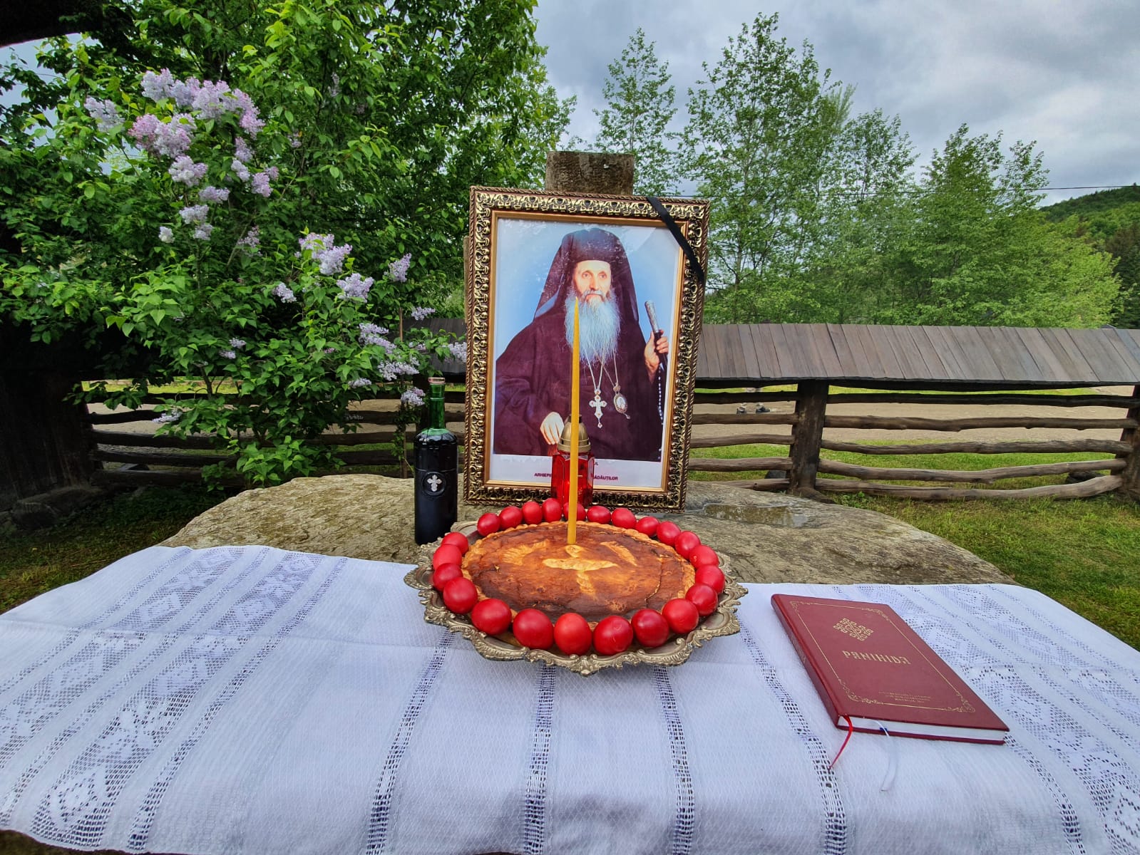 Episcopul Damaschin și membrii aparatului administrativ de la Arhiepiscopie, slujbă de pomenire la mormântul IPS Arhiepiscop Pimen