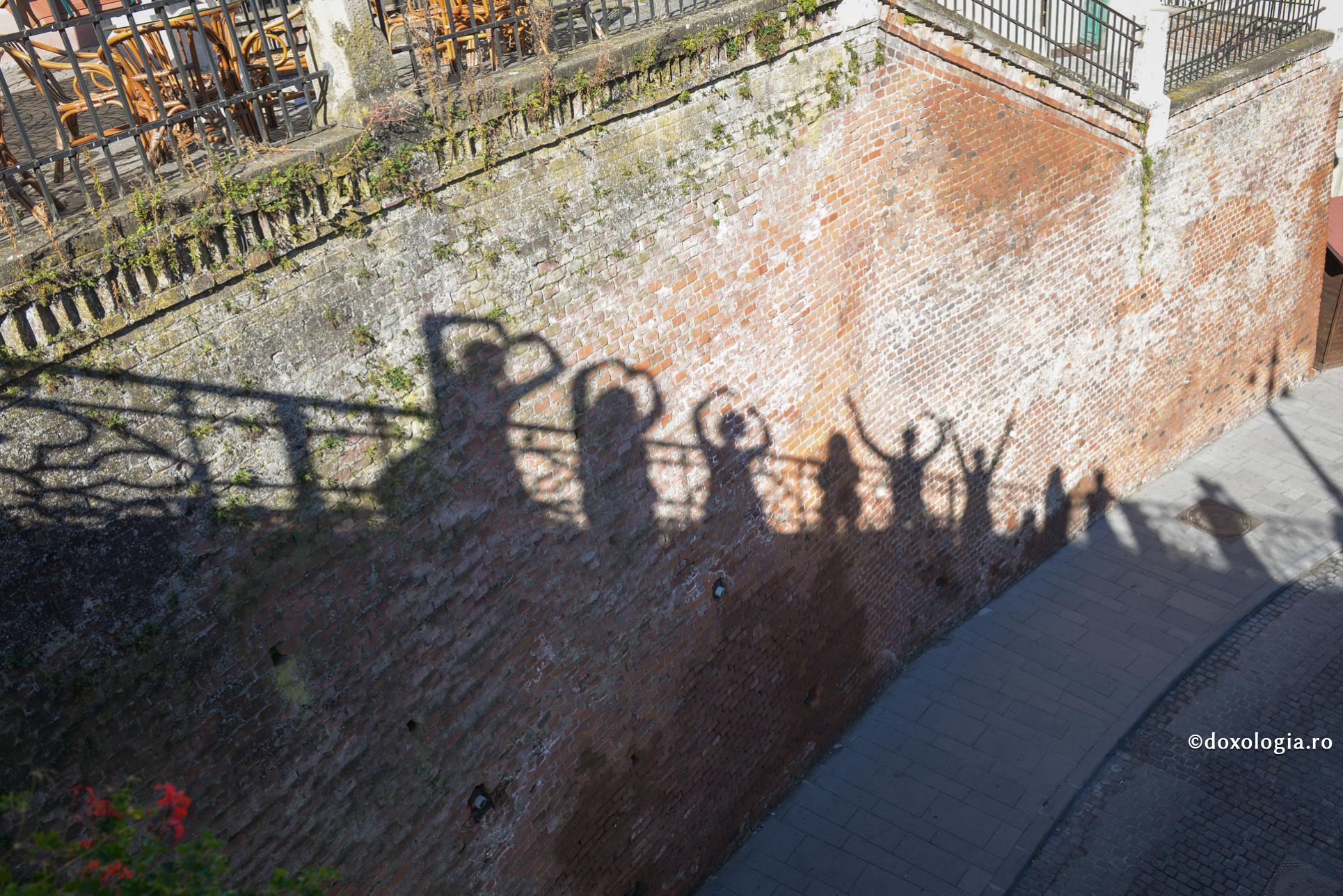 Să ai în mână, în loc de piatra care doboară, iubirea care iartă!