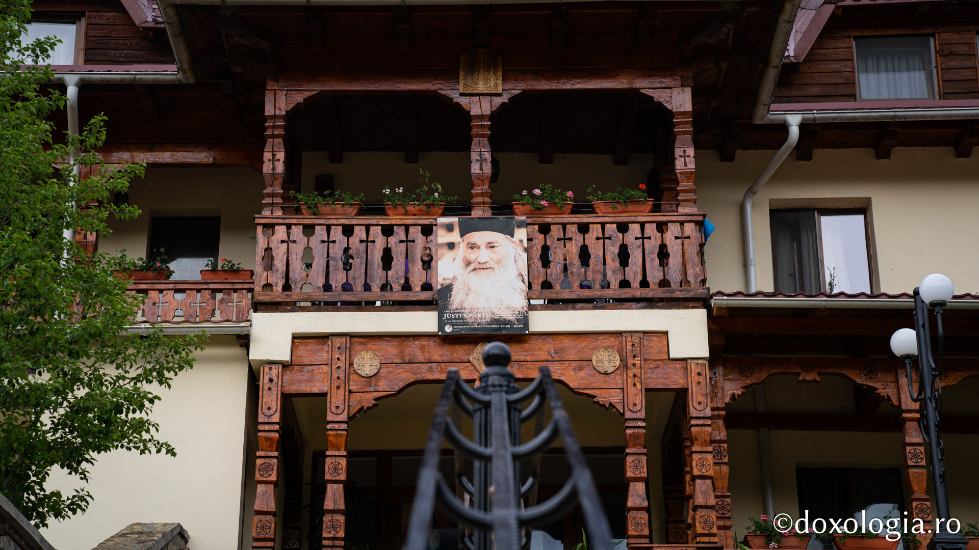 (Foto) Mănăstirile Paltin și Petru Vodă, în așteptarea Parastasului pentru părintele Iustin Pârvu