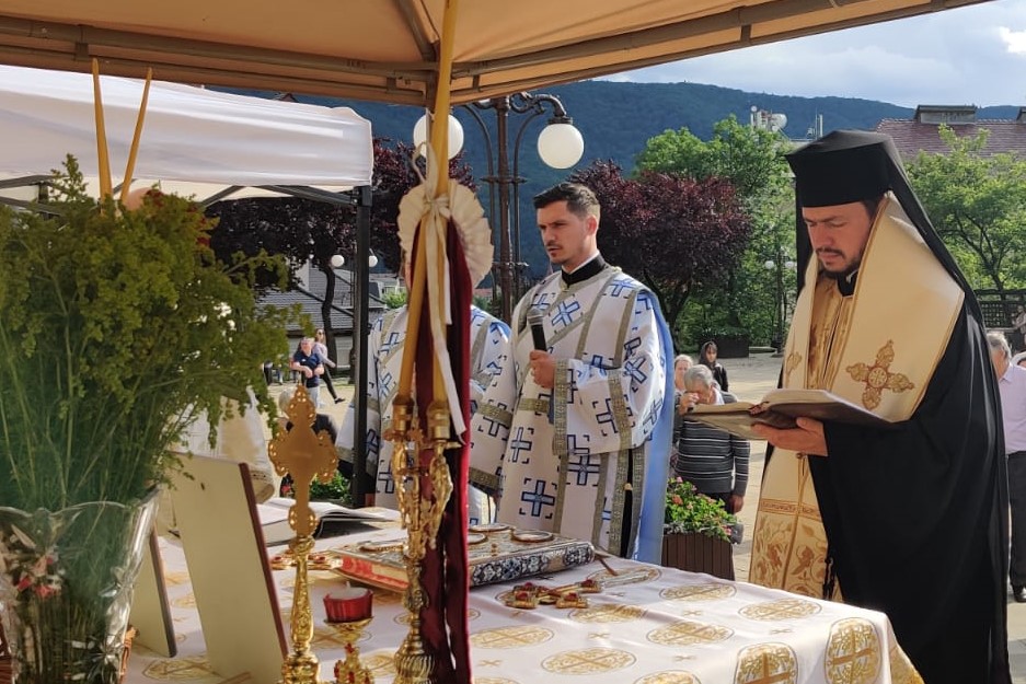 (Foto) Vecernia hramului Bisericii „Sfântul Ioan-Domnesc” din Piatra Neamț