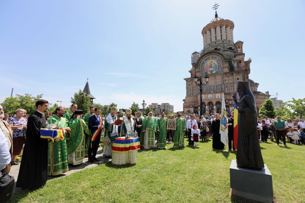foto: Episcopia Maramureșului și Sătmarului / basilica.ro Statuia arhiepiscopului Justinian Chira, inaugurată la Baia Mare