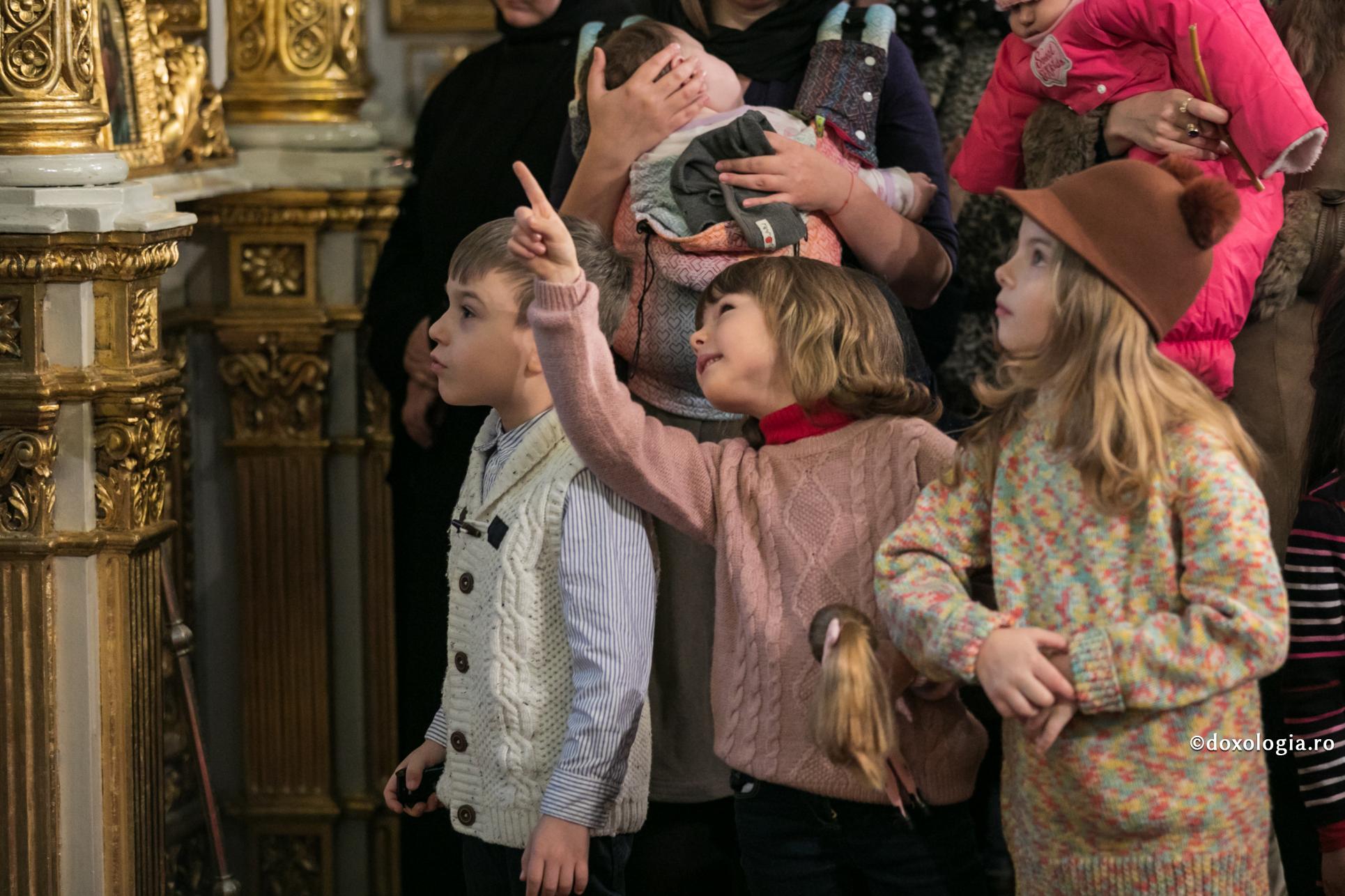 (Video) Cum să-i fac pe cei patru copii ai mei să simtă că sunt la fel de iubiți, fără a avea motive de gelozie?