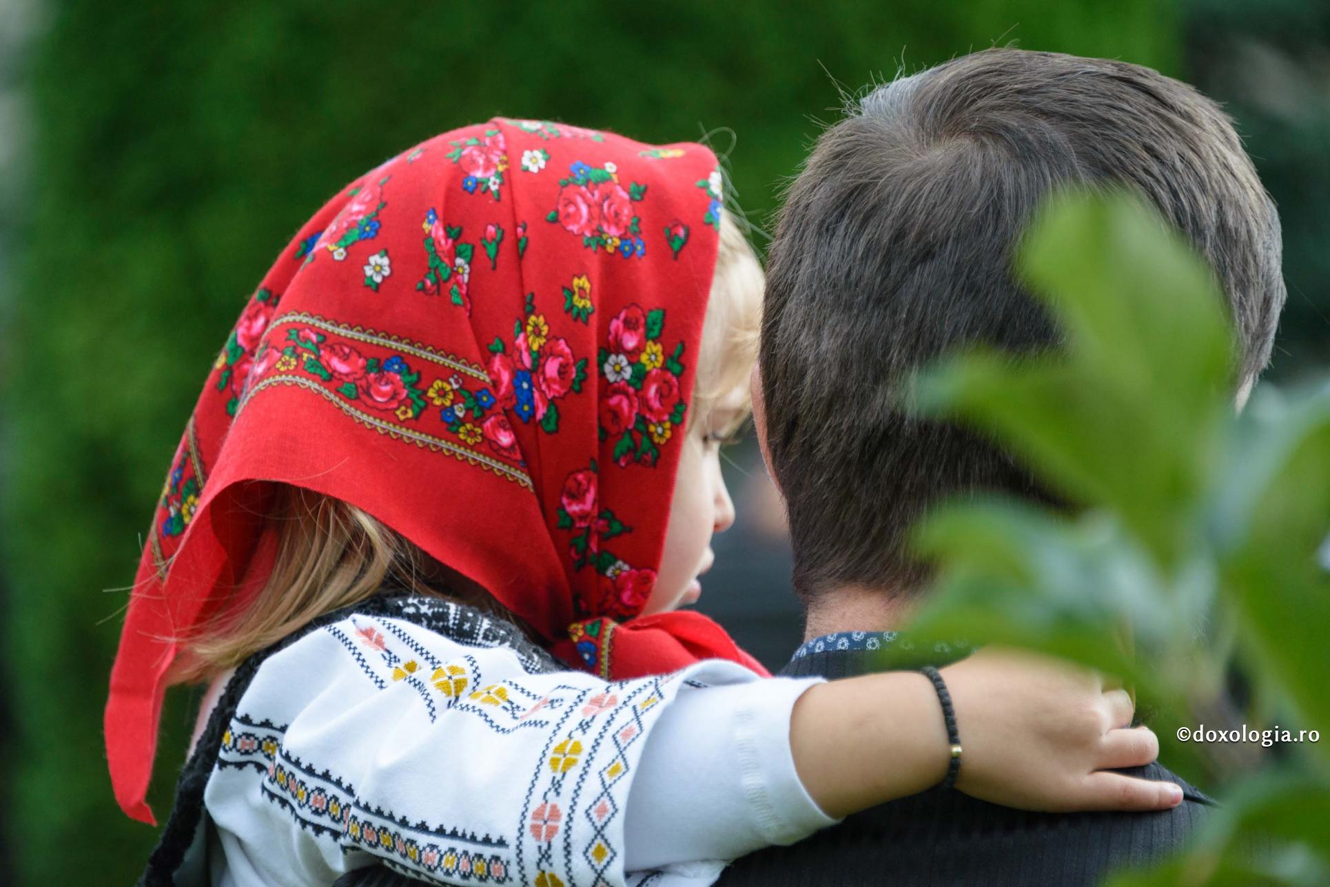 De ce nu primesc răspuns unele rugăciuni ale părinților pentru copiii lor? / Foto: Ștefan Cojocariu fetiță cu batic