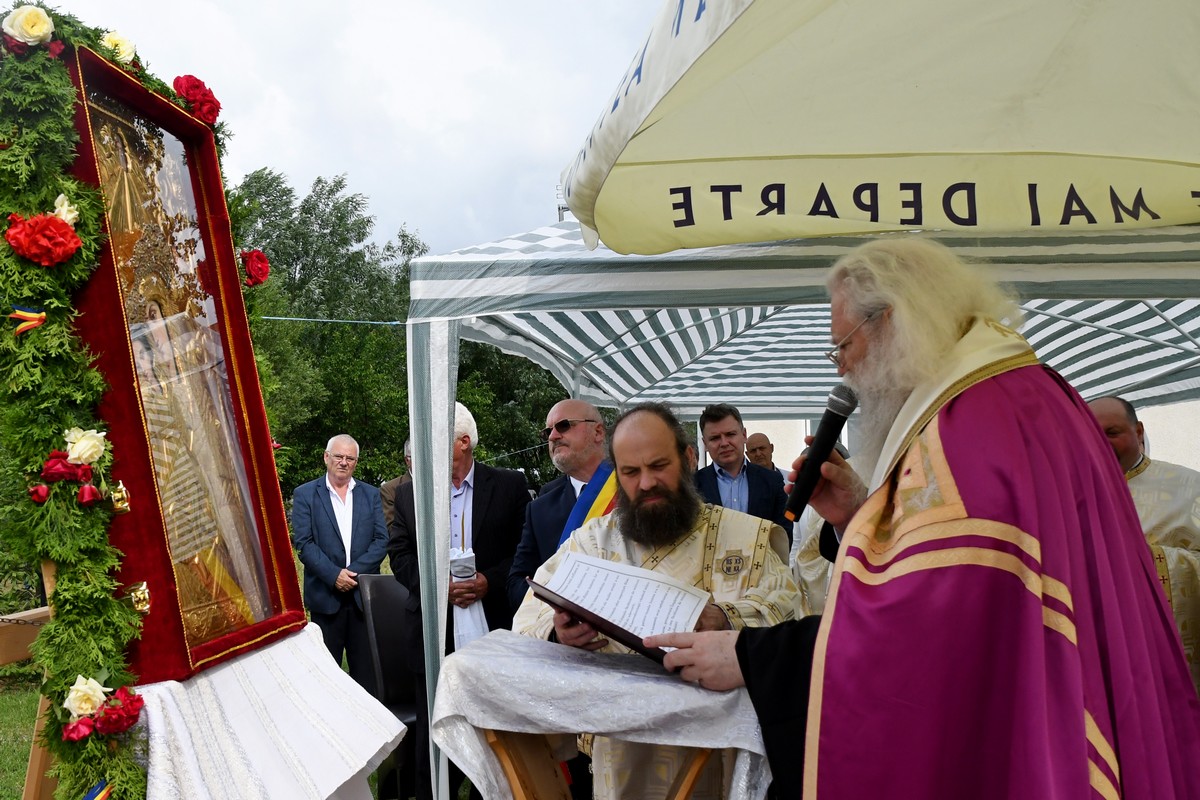 Pelerinaj şi cinstire Maicii Domnului în Parohia Ipatele