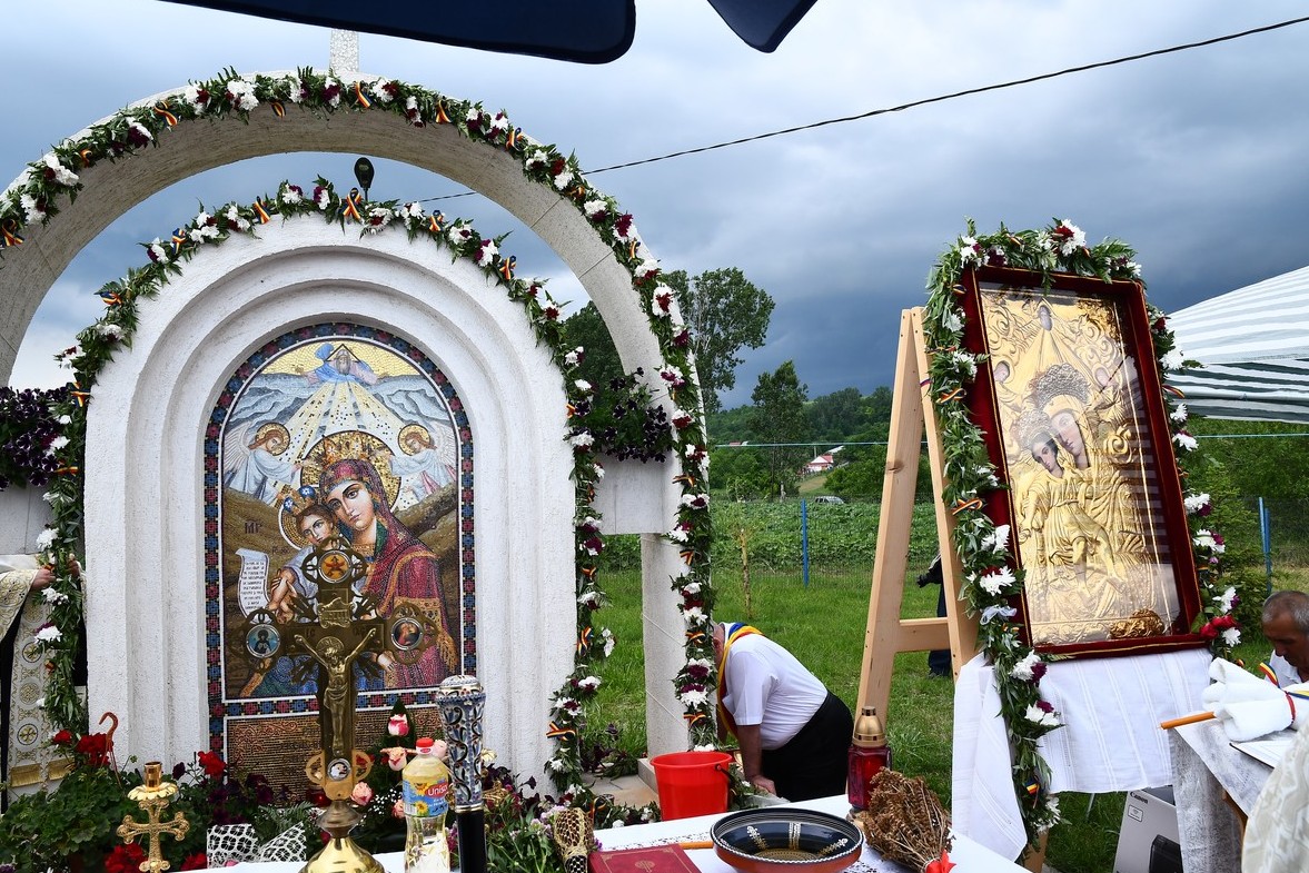 Rugăciuni închinate Maicii Domnului, în Parohia Ipatele