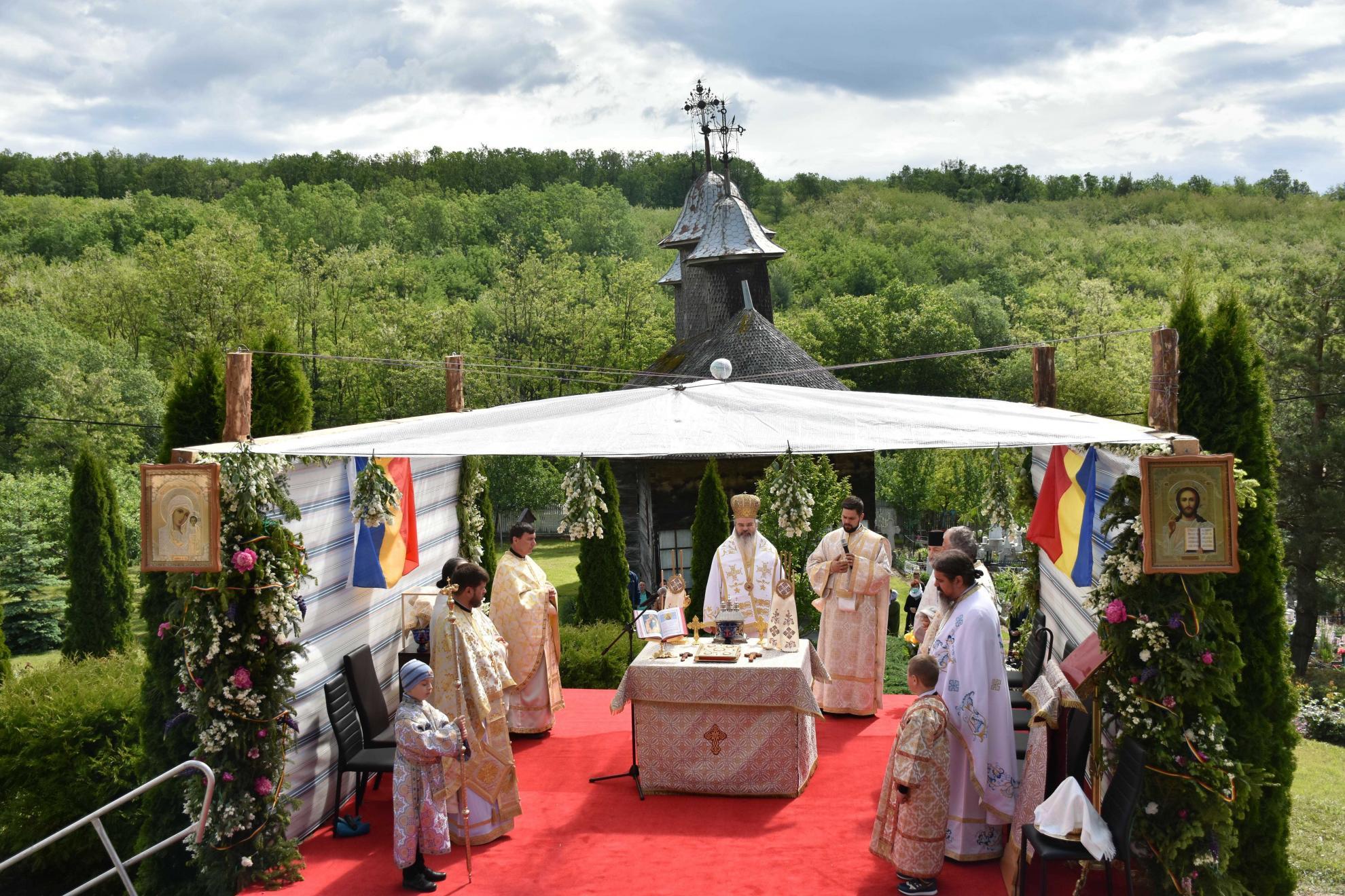 Liturghie arhierească la Mănăstirea Pârveşti din judeţul Vaslui Liturghie arhierească la Mănăstirea Pârveşti din judeţul Vaslui