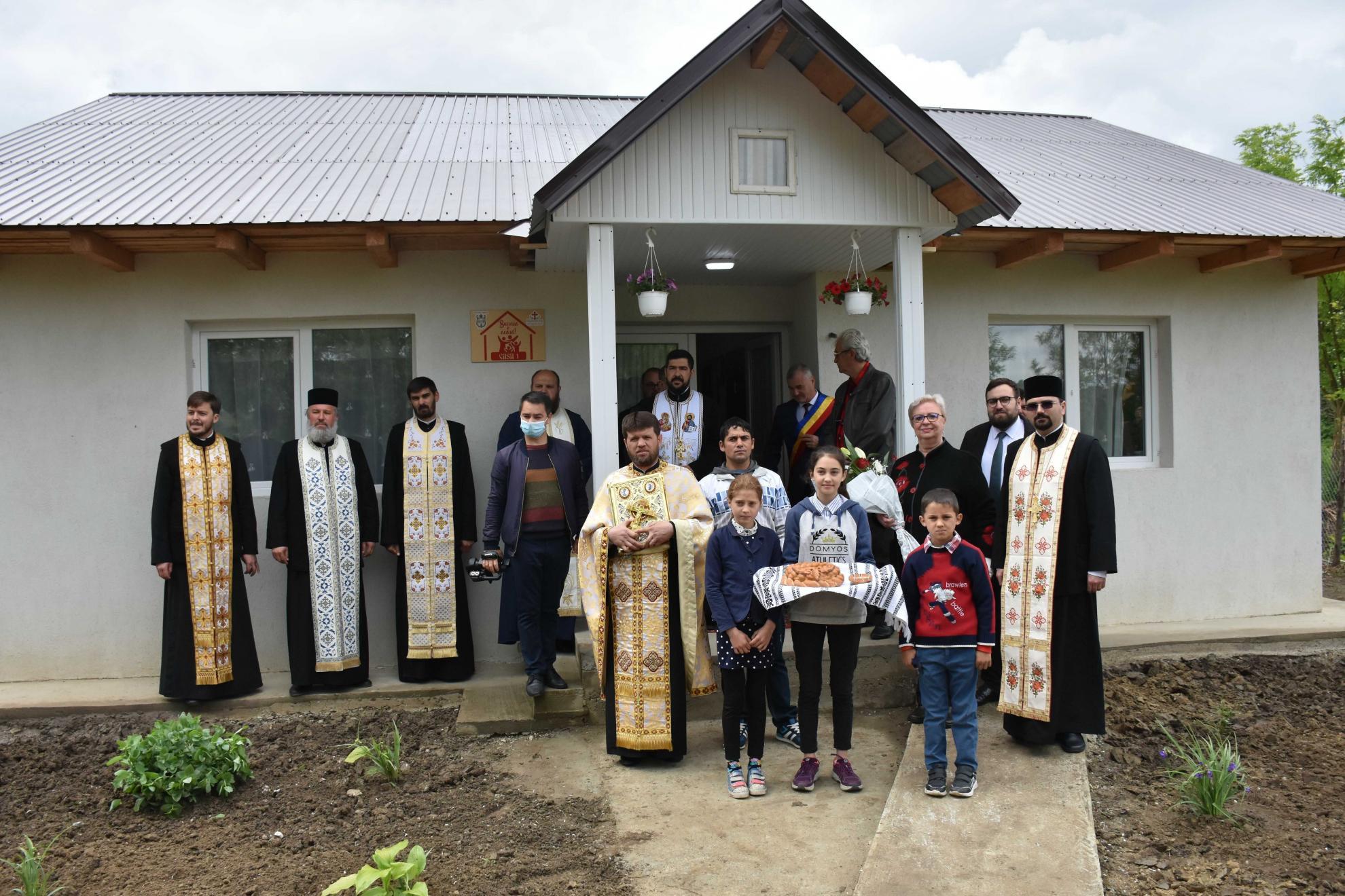 Proiectul eparhial „Bucuria e acasă”: Episcopia Huşilor a oferit, de 1 Iunie, trei case unor copii din familii defavorizate