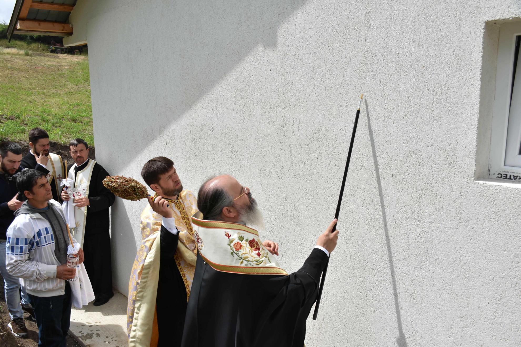 Trei case pentru copiii săraci din partea Episcopiei Huşilor Trei case pentru copiii săraci din partea Episcopiei Huşilor