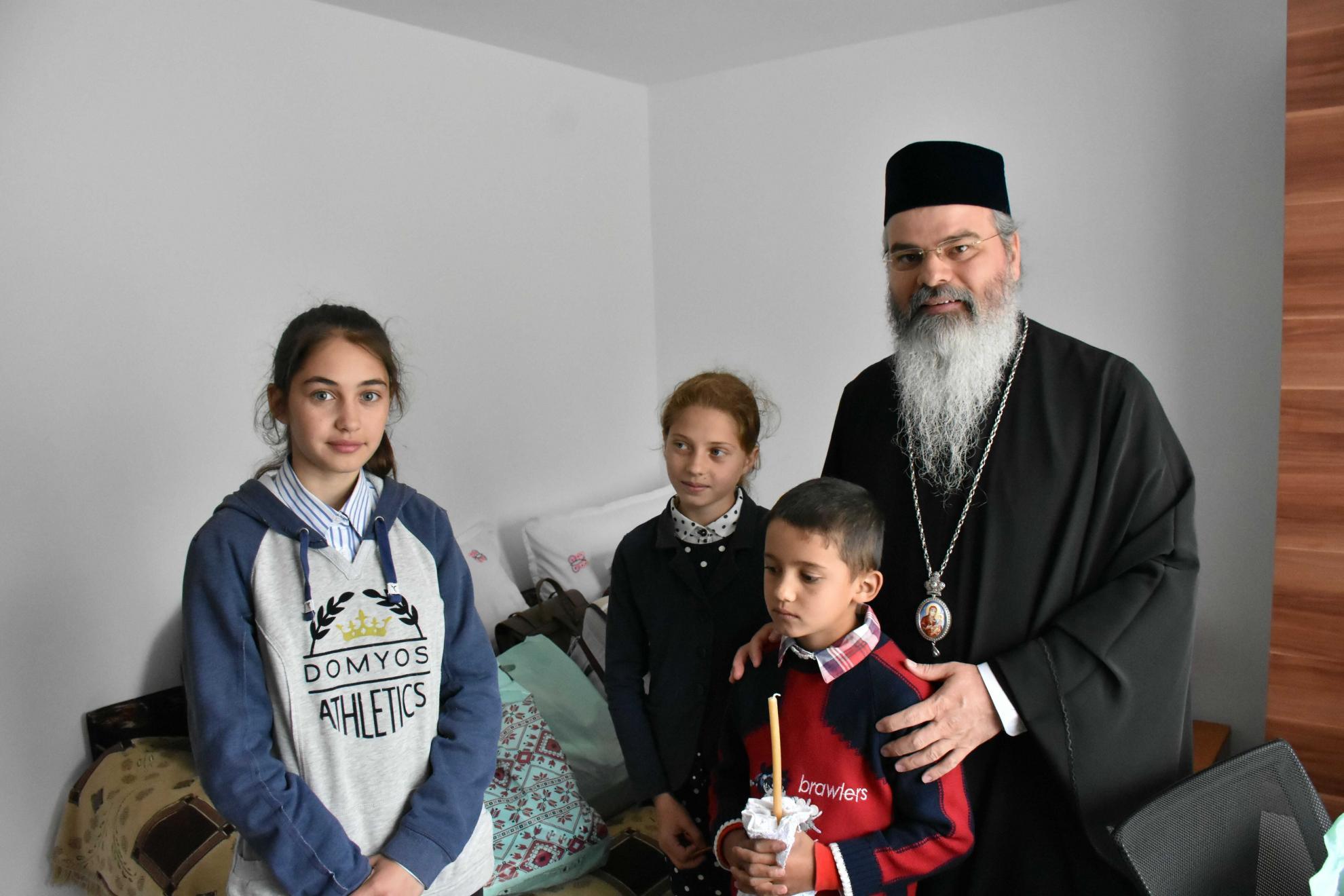 Trei case pentru copiii săraci din partea Episcopiei Huşilor Trei case pentru copiii săraci din partea Episcopiei Huşilor