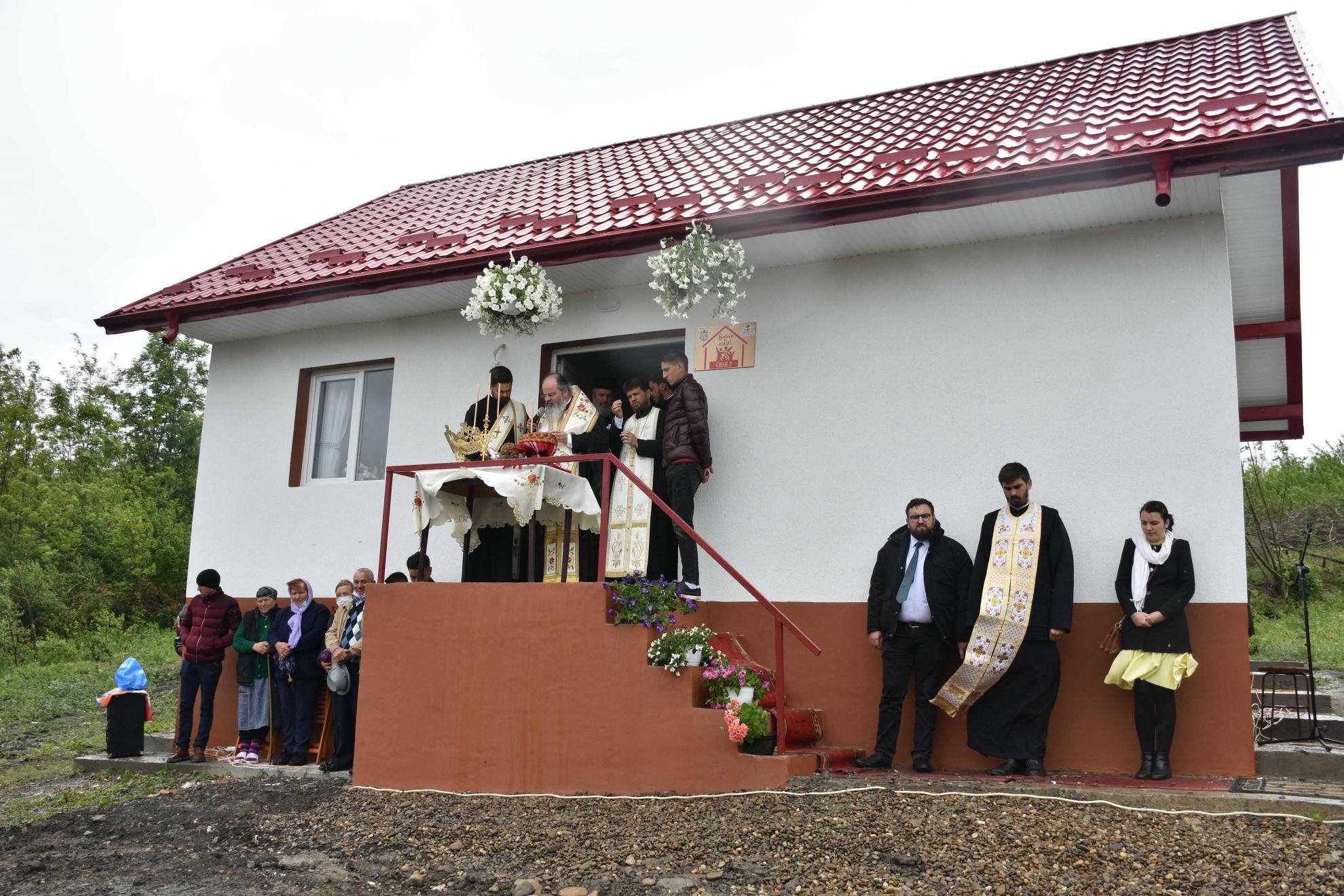 Proiectul eparhial „Bucuria e acasă”: Episcopia Huşilor a oferit, de 1 Iunie, trei case unor copii din familii defavorizate