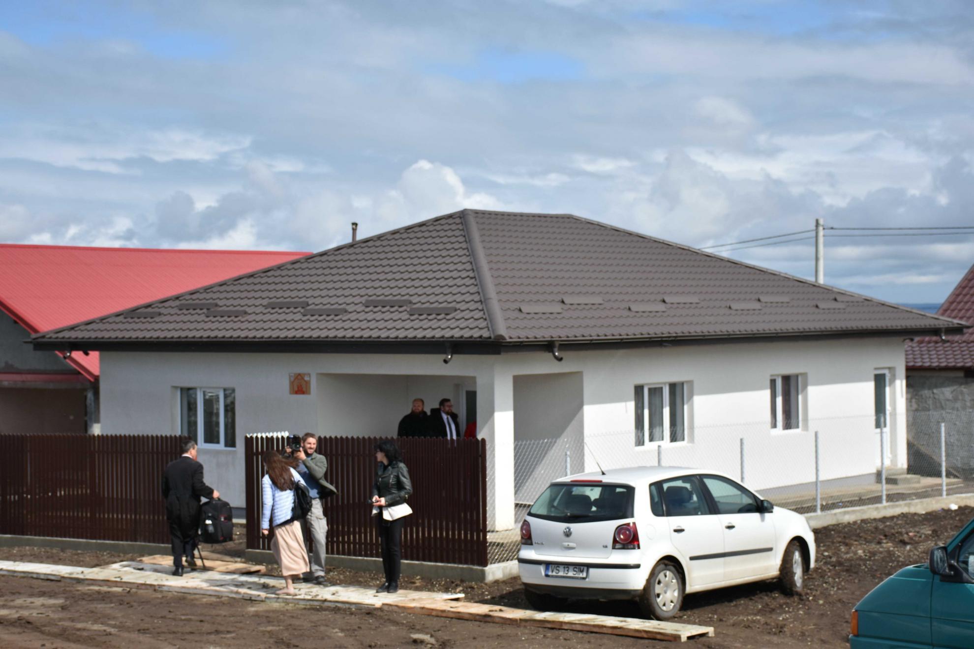 Proiectul eparhial „Bucuria e acasă”: Episcopia Huşilor a oferit, de 1 Iunie, trei case unor copii din familii defavorizate