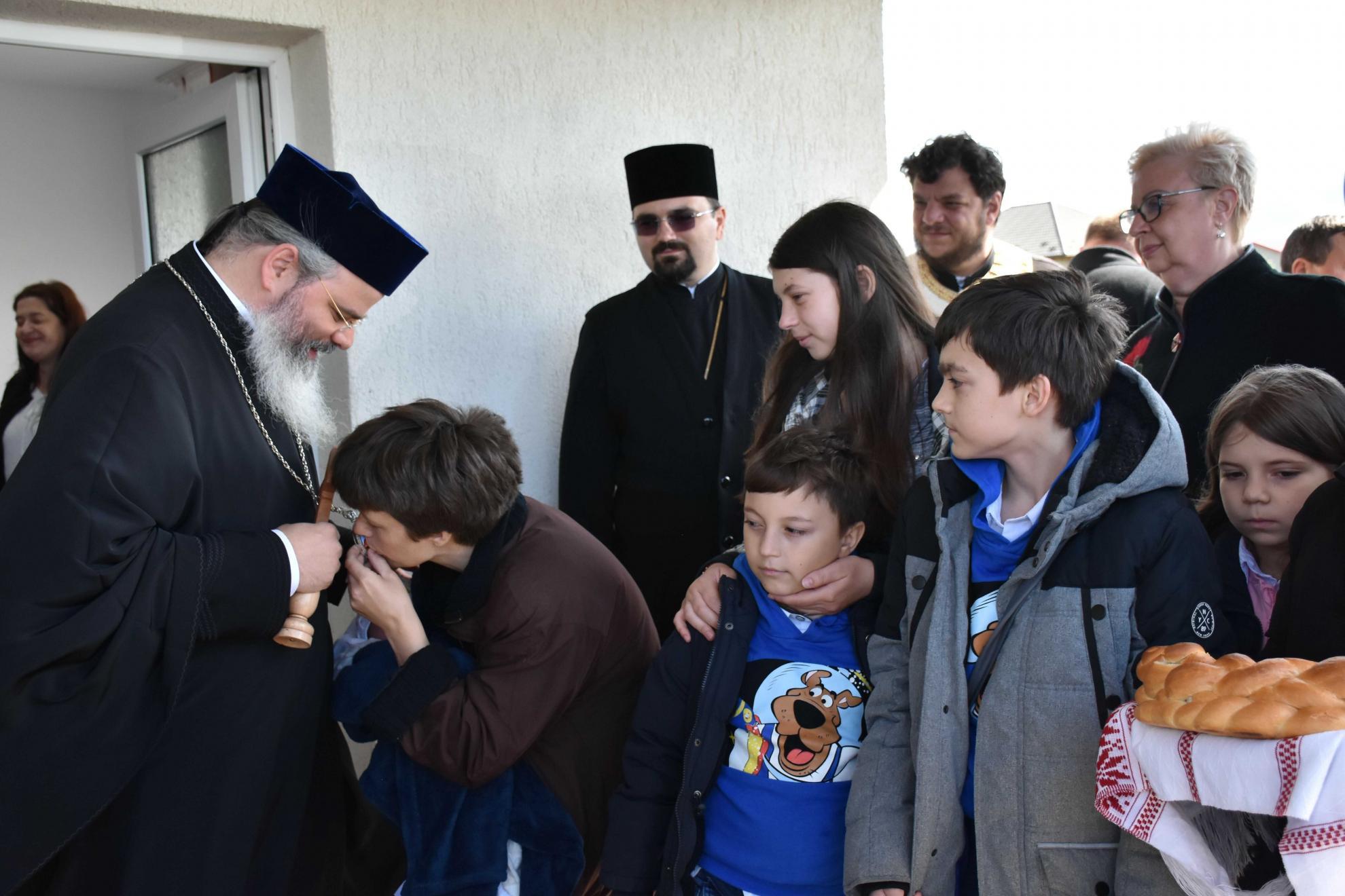 Trei case pentru copiii săraci din partea Episcopiei Huşilor Trei case pentru copiii săraci din partea Episcopiei Huşilor