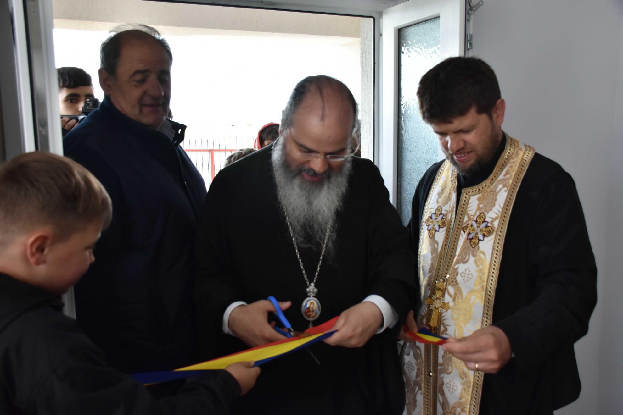 Proiectul eparhial „Bucuria e acasă”: Episcopia Huşilor a oferit, de 1 Iunie, trei case unor copii din familii defavorizate