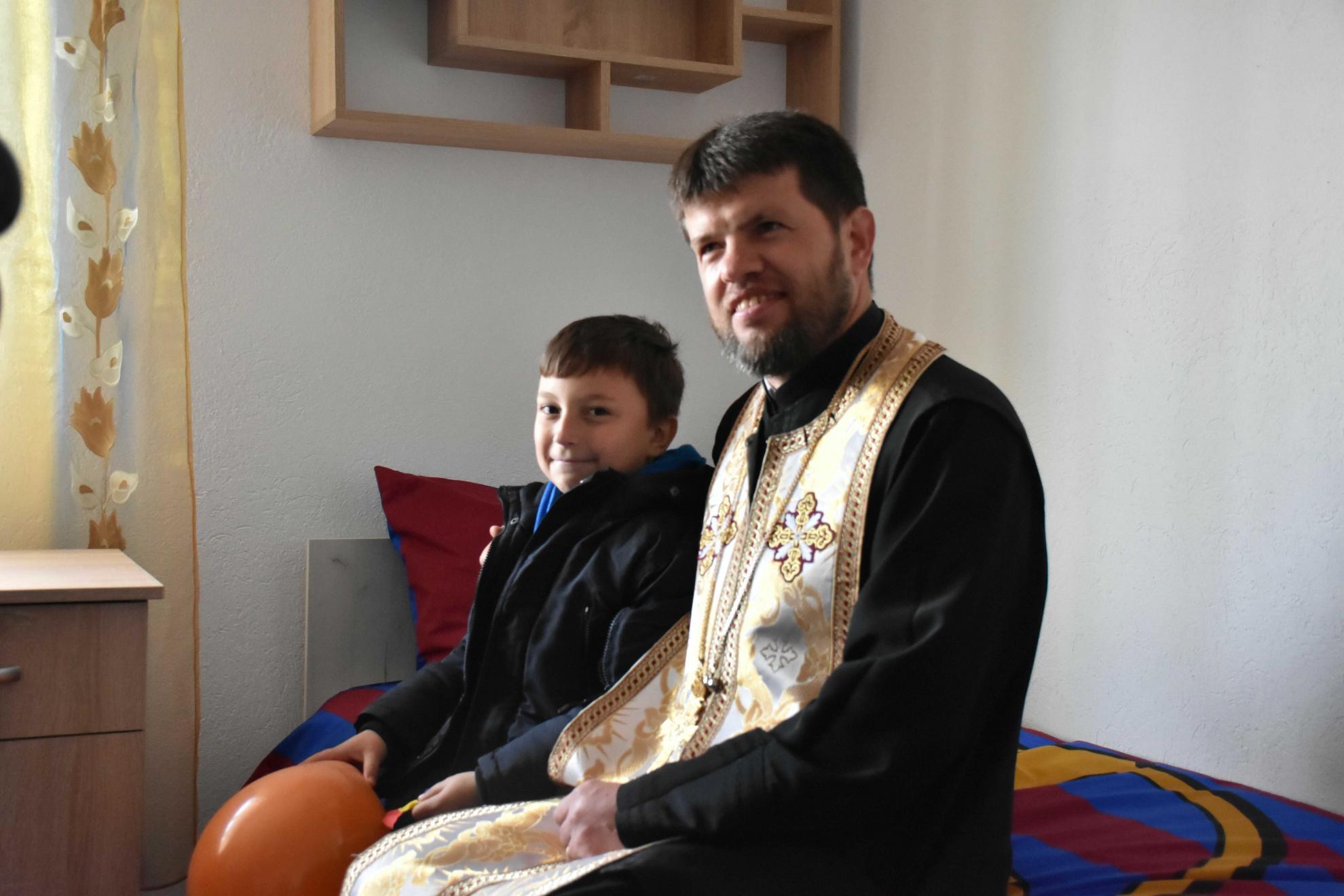 Proiectul eparhial „Bucuria e acasă”: Episcopia Huşilor a oferit, de 1 Iunie, trei case unor copii din familii defavorizate