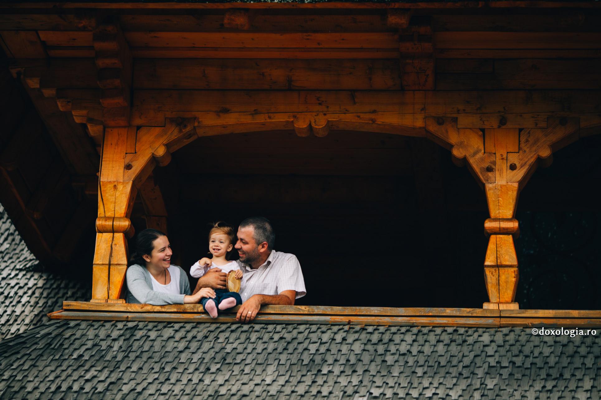 familie cu copil în cerdac