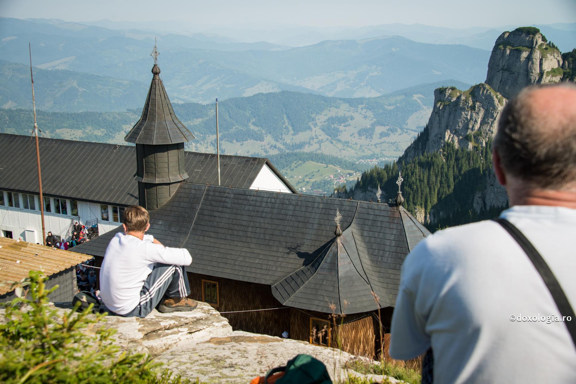 (Video) Bogdan, 17 ani: Acum 3 ani a murit mama și de atunci nu-mi găsesc liniștea. Monahismul este o soluție bună?