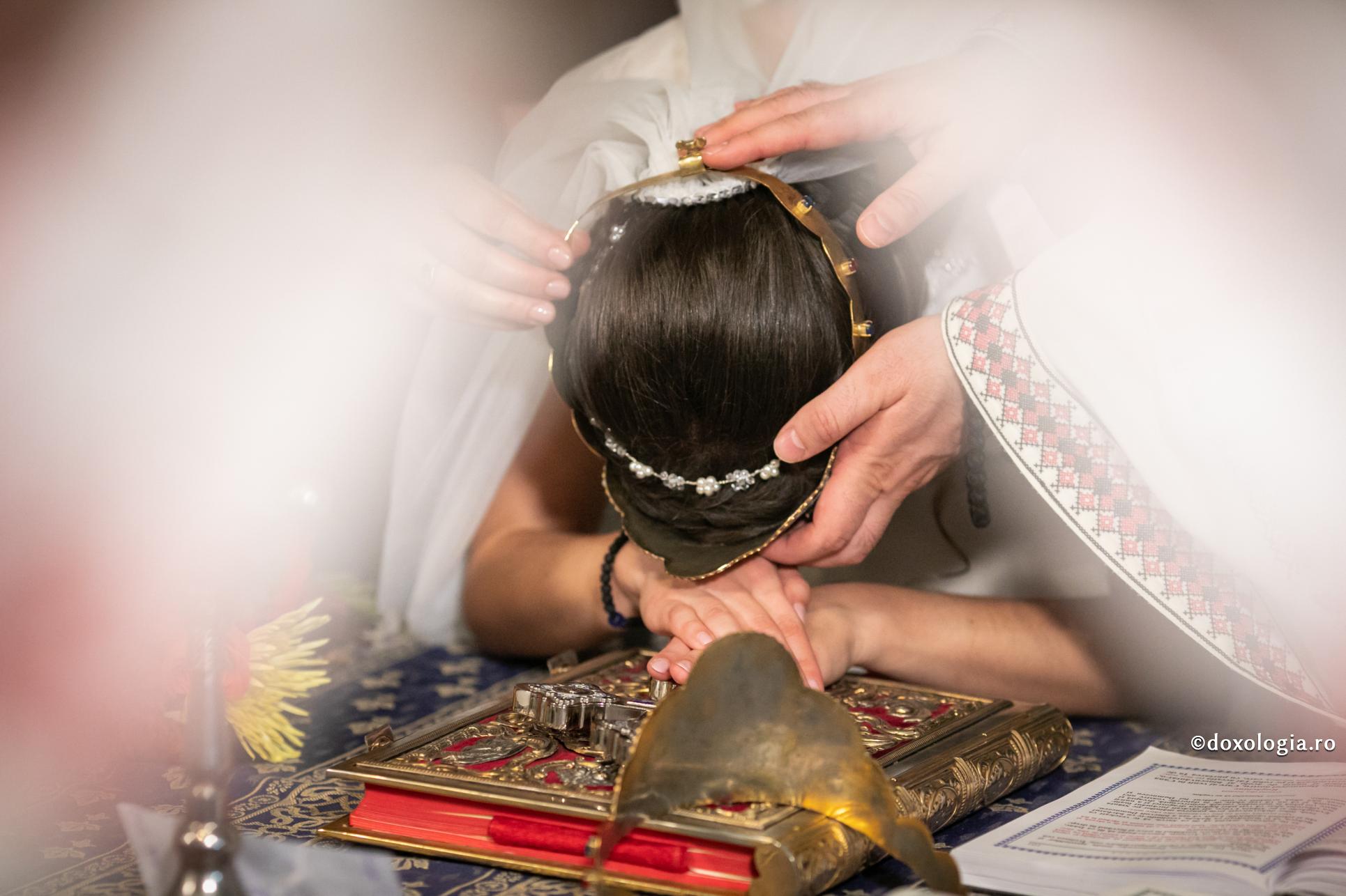 Viața în doi este o permanentă mucenicie / Foto: Oana Nechifor mireasă cu capul pe Sfânta Evanghelie