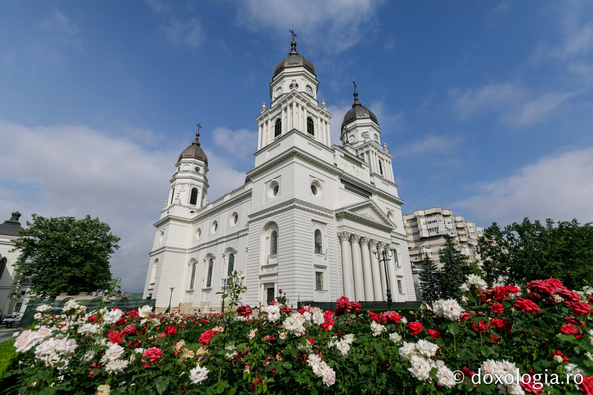 (Foto) Înapoi în biserici: Sfânta Liturghie la Catedrala Mitropolitană din Iași