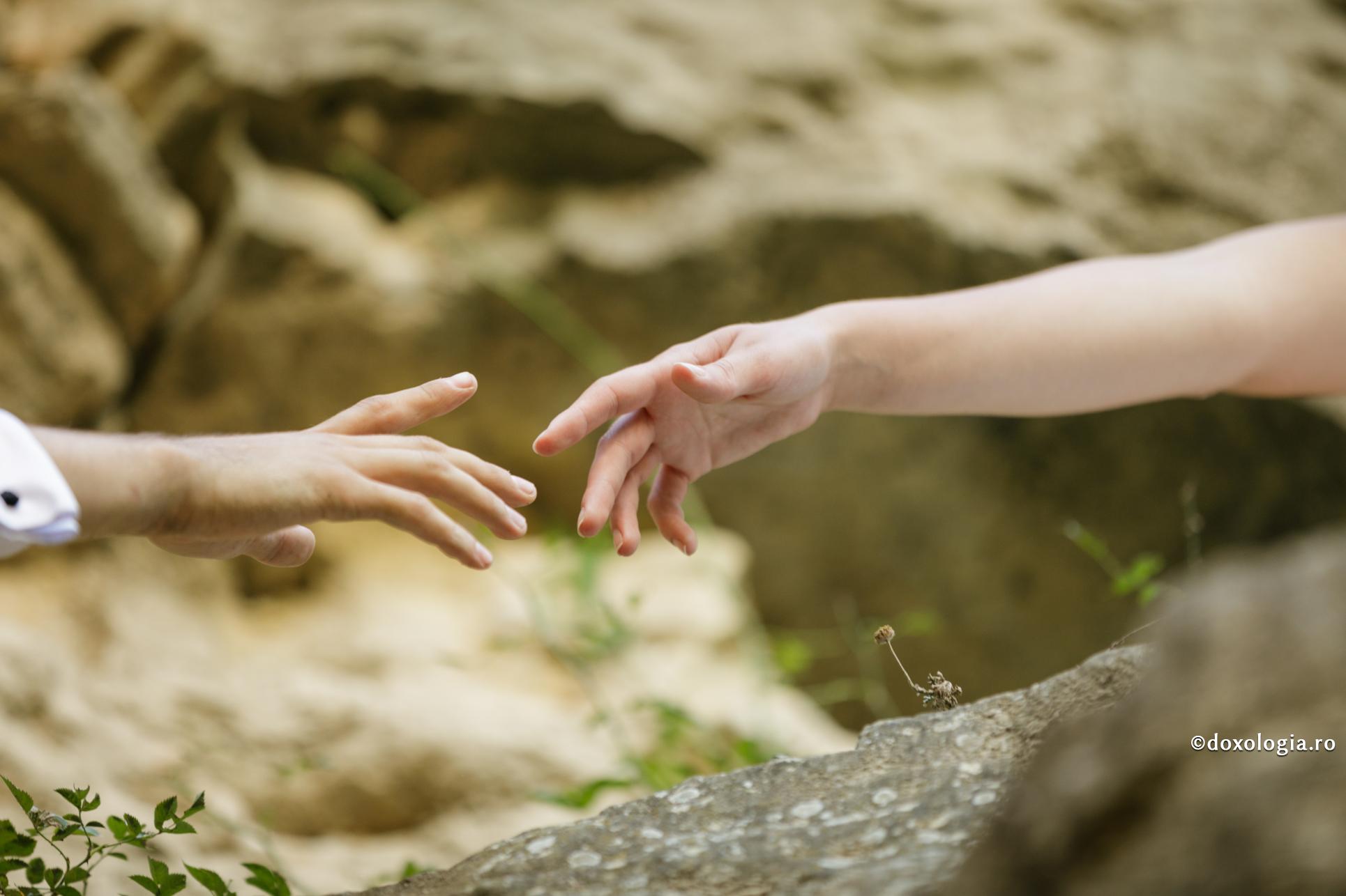 Dificultatea fundamentală cu care se confruntă soții și consecințele asupra copiilor / Foto: Oana Nechifor mâini întinse