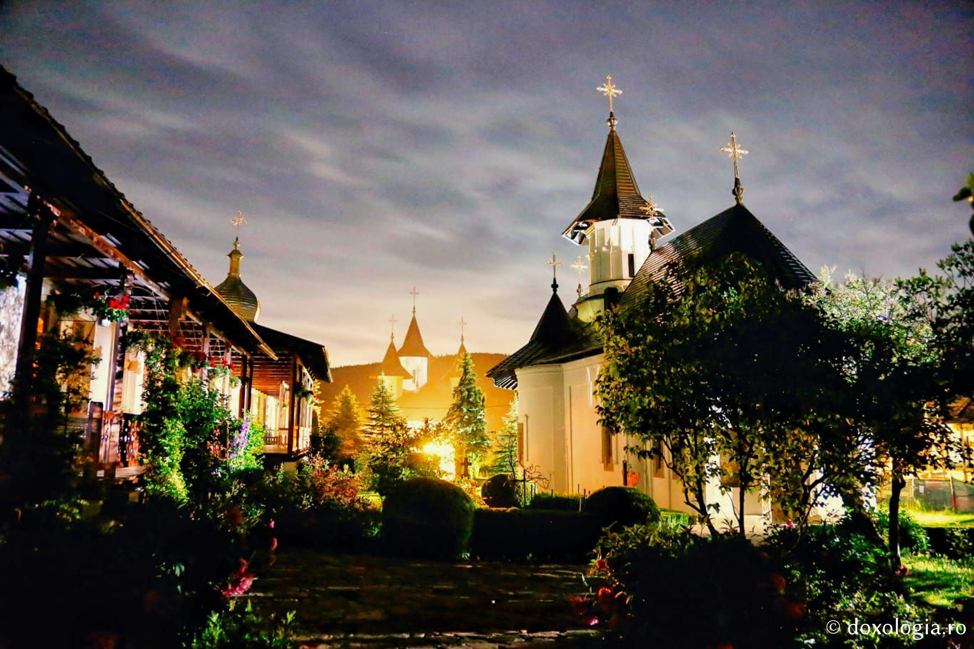 (Foto) Zile liniștite de vară la Mănăstirea Sihăstria