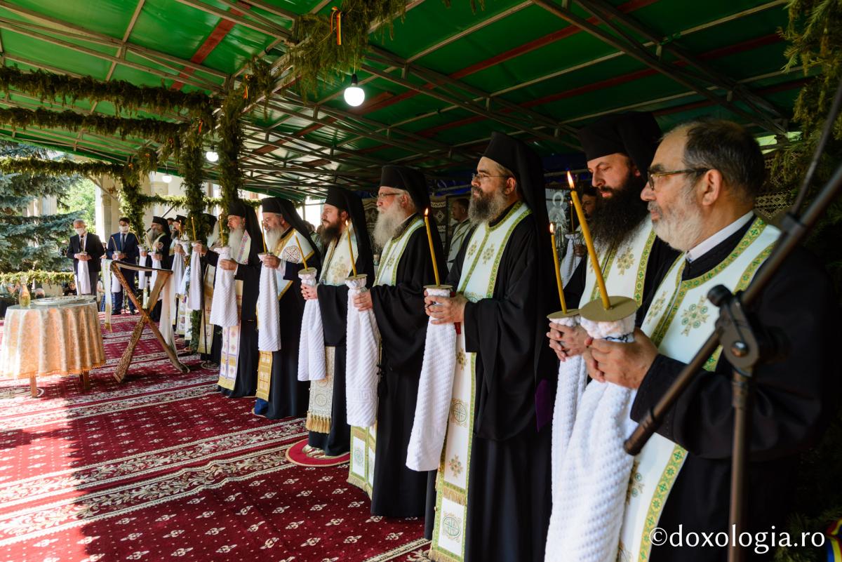 40 de zile fără IPS Arhiepiscop Pimen: Sfântă Liturghie arhierească și două slujbe de pomenire