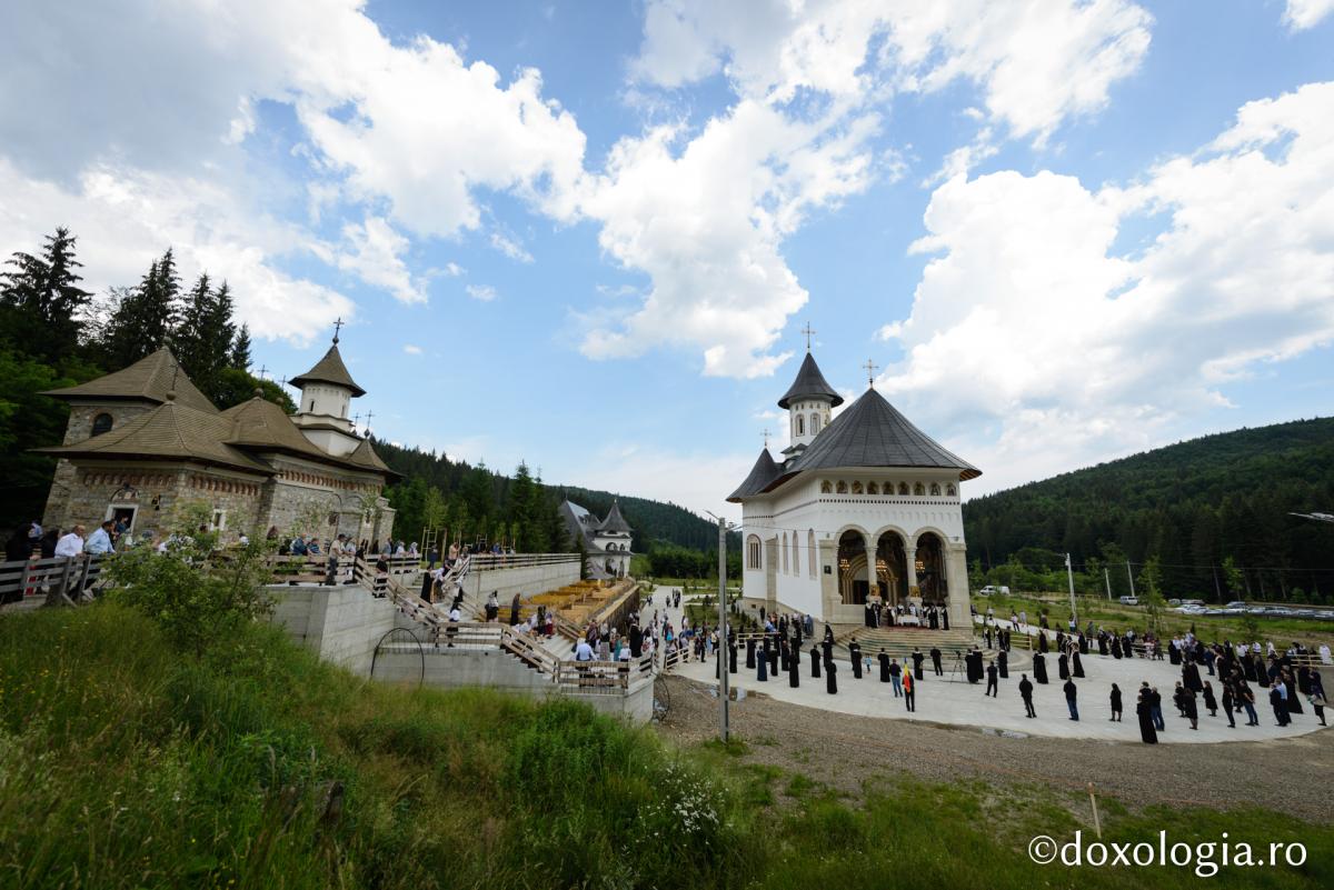 40 de zile fără IPS Arhiepiscop Pimen: Sfântă Liturghie arhierească și două slujbe de pomenire