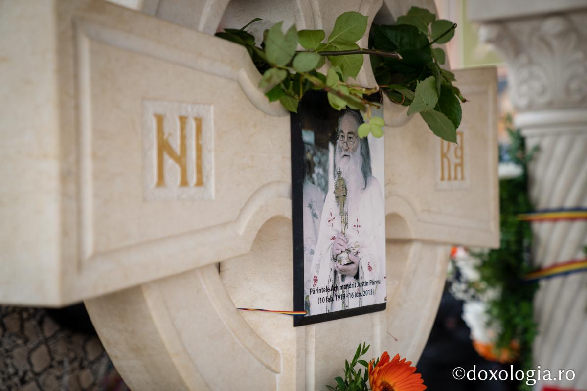 Parastas de șapte ani pentru părintele Iustin Pârvu: „Câți dintre noi încercăm să ne asumăm și duhul celui pe care îl cinstim?”