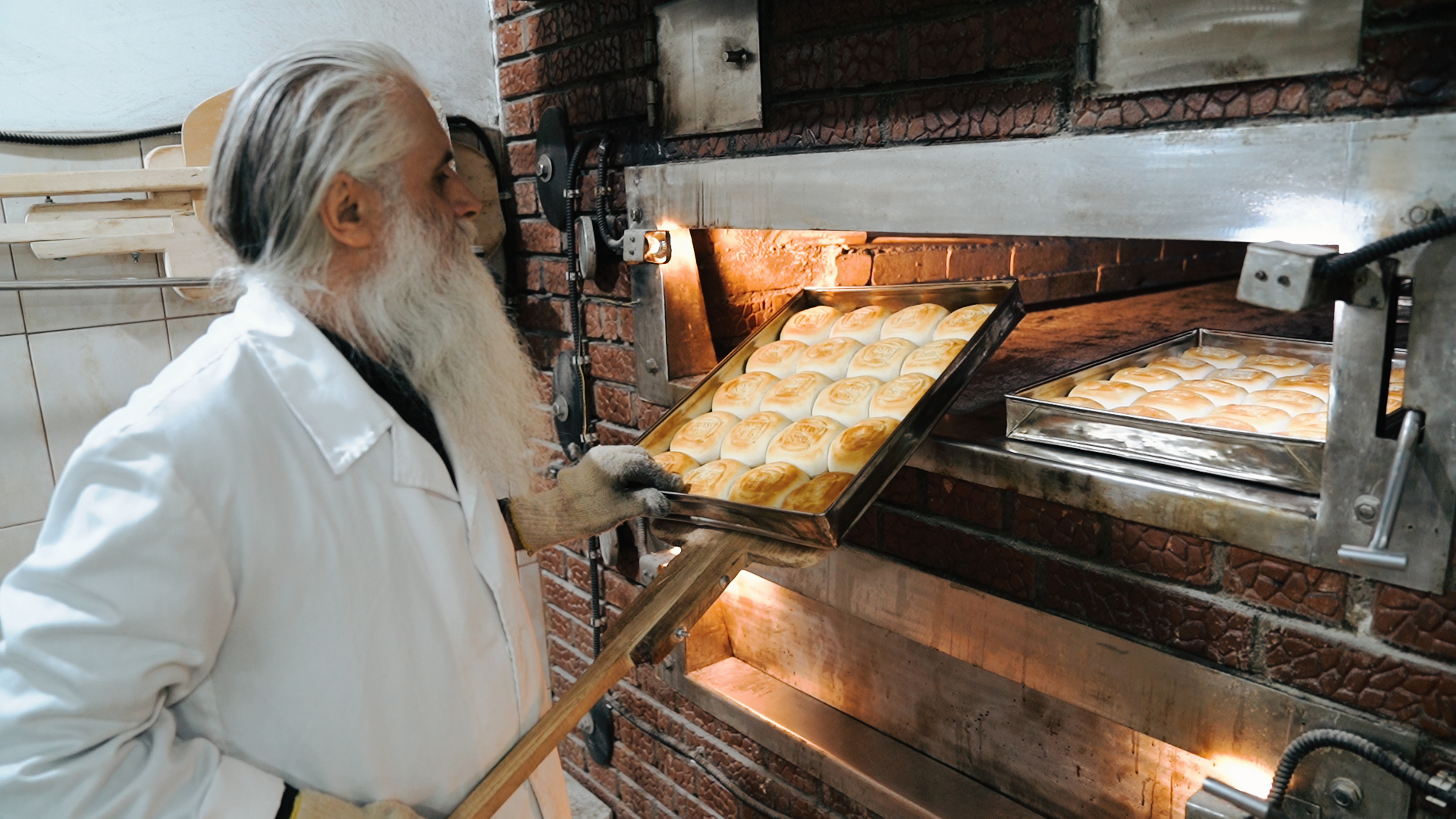 (Video) Cum fac prescurile călugării de la Mănăstirea Sihăstria