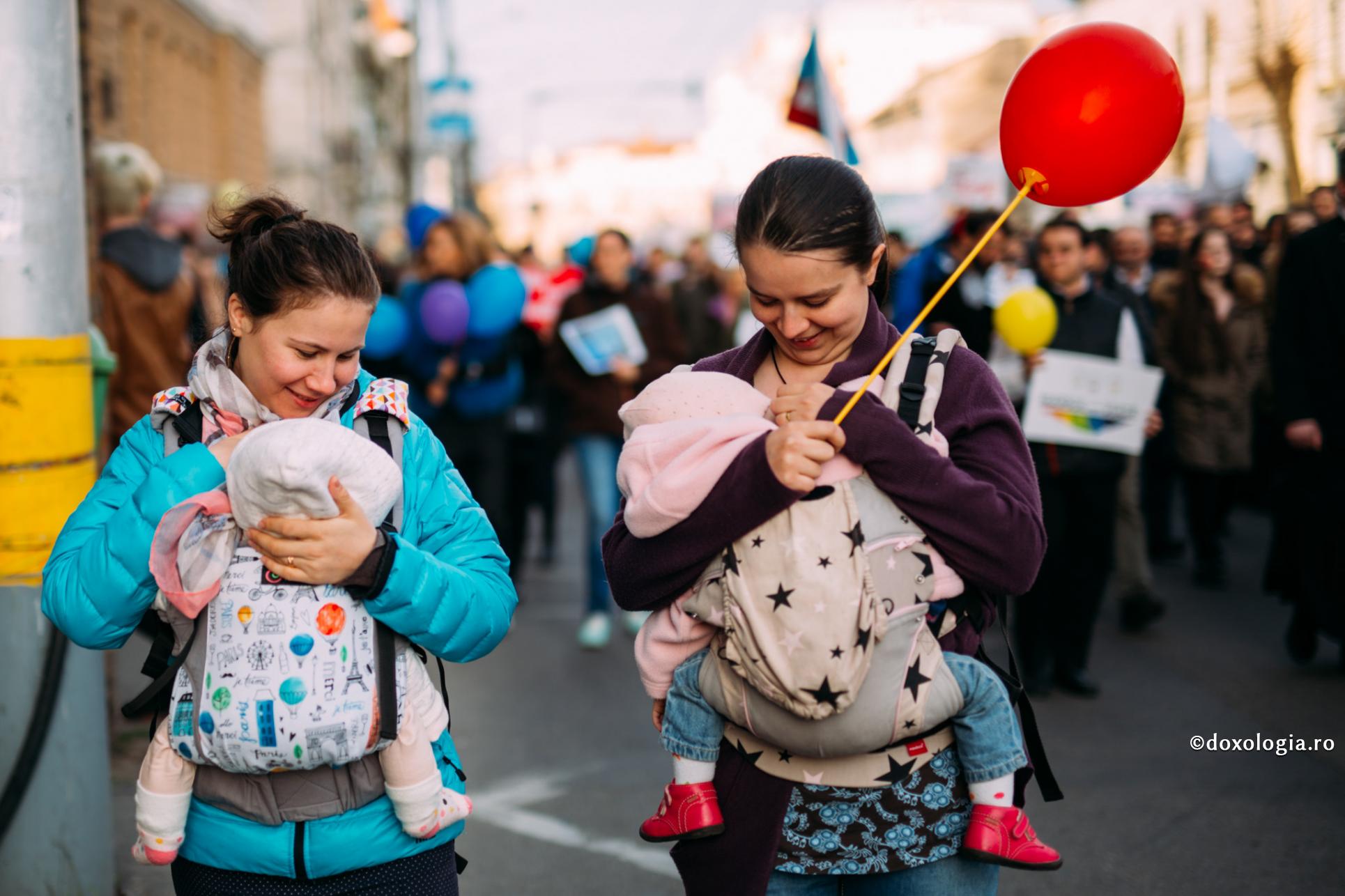Totul se schimbă când femeia devine mamă / Foto: Pr. Benedict Both mame cu copii în brațe