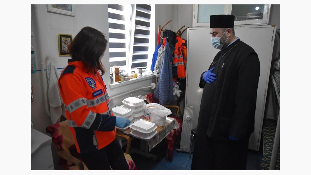 Protoieria Onești, mereu alături de beneficiarii asociației de la Hârja