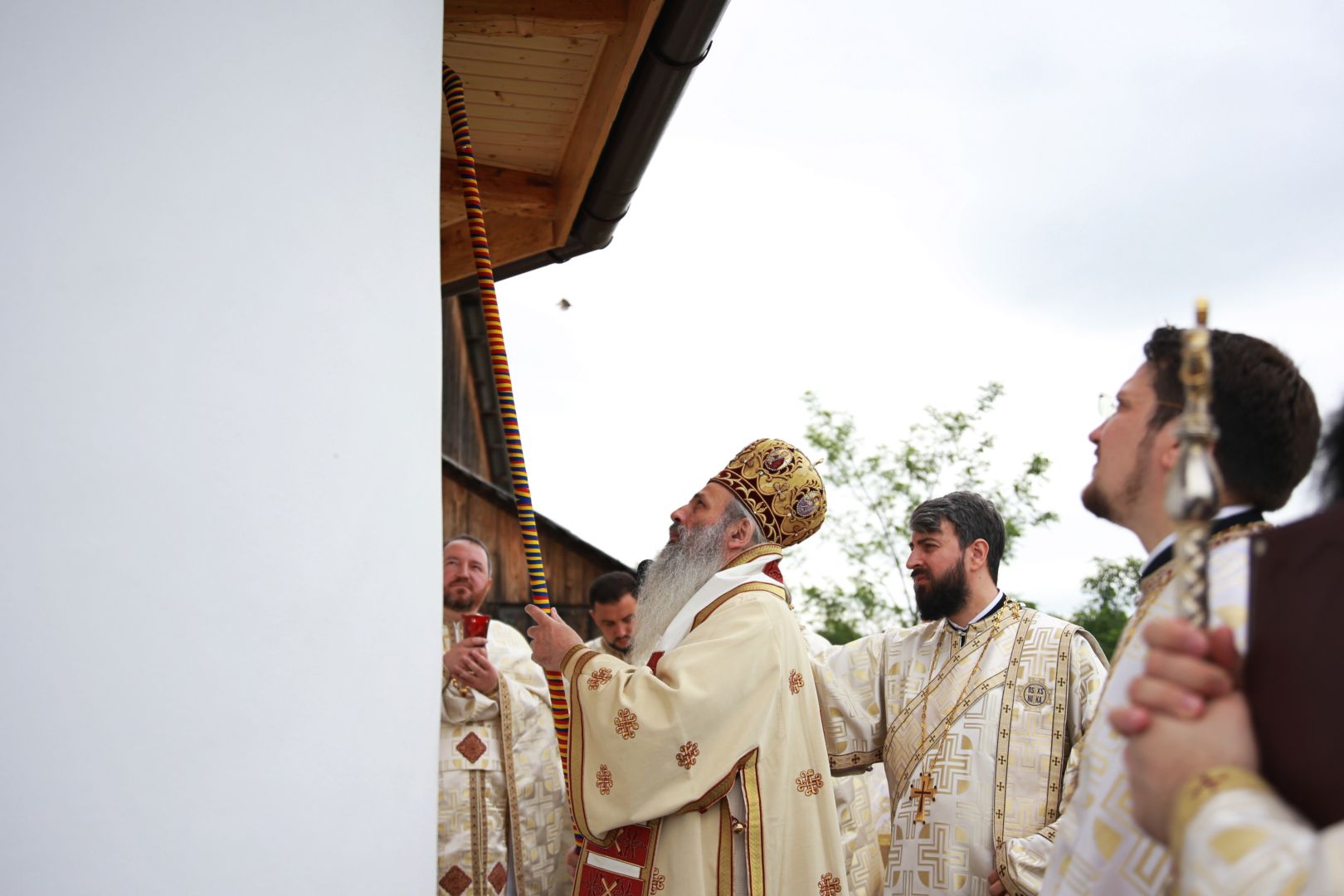 Resfințire de biserică la Homiceni – Neamț. IPS Teofan: „Am putea vorbi despre istoria acestui neam prin intermediul sfinților săi”