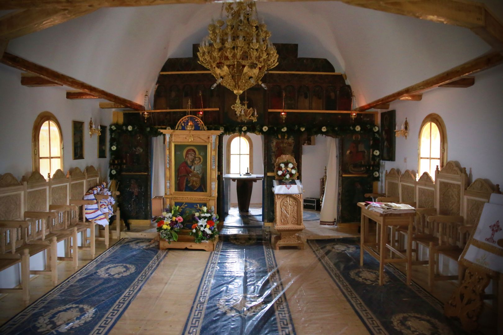 Resfințire de biserică la Homiceni – Neamț. IPS Teofan: „Am putea vorbi despre istoria acestui neam prin intermediul sfinților săi”