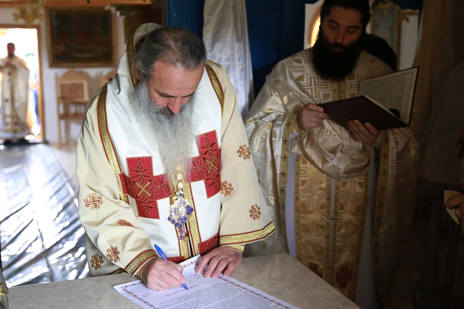 Resfințire de biserică la Homiceni – Neamț. IPS Teofan: „Am putea vorbi despre istoria acestui neam prin intermediul sfinților săi”