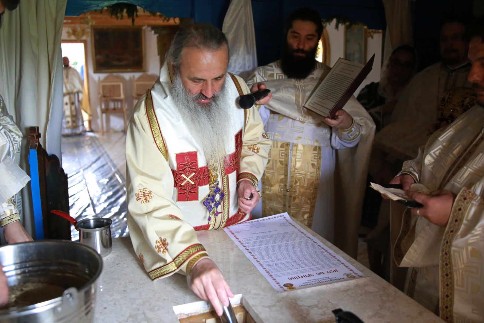 Resfințire de biserică la Homiceni – Neamț. IPS Teofan: „Am putea vorbi despre istoria acestui neam prin intermediul sfinților săi”