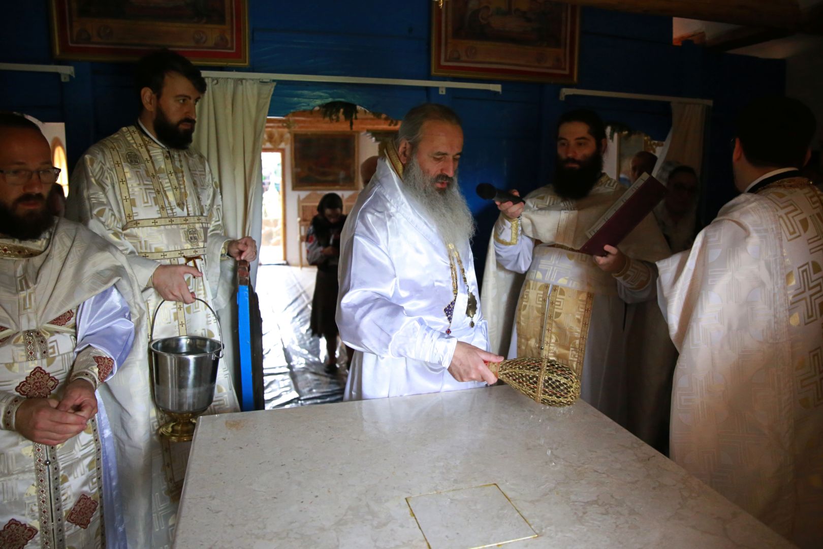 Resfințire de biserică la Homiceni – Neamț. IPS Teofan: „Am putea vorbi despre istoria acestui neam prin intermediul sfinților săi”