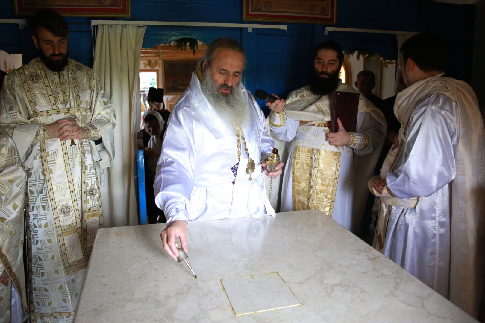 Resfințire de biserică la Homiceni – Neamț. IPS Teofan: „Am putea vorbi despre istoria acestui neam prin intermediul sfinților săi”