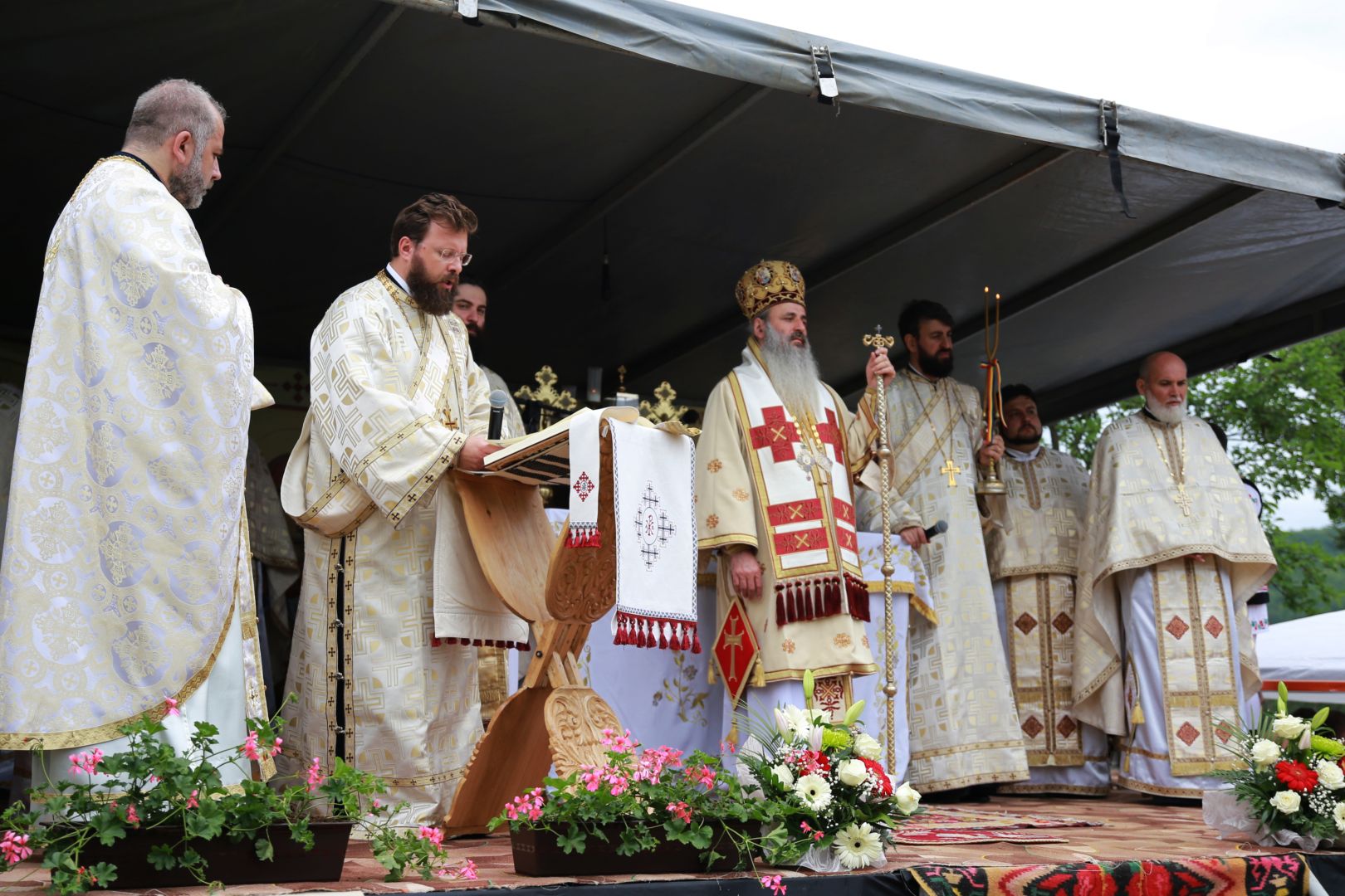 Resfințire de biserică la Homiceni – Neamț. IPS Teofan: „Am putea vorbi despre istoria acestui neam prin intermediul sfinților săi”