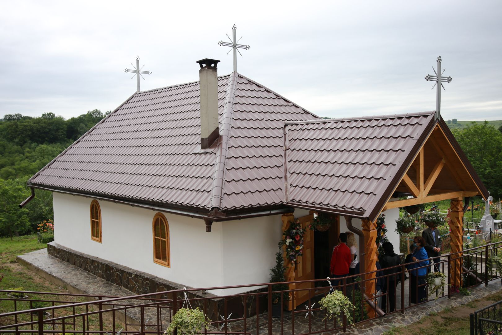 Resfințire de biserică la Homiceni – Neamț. IPS Teofan: „Am putea vorbi despre istoria acestui neam prin intermediul sfinților săi”