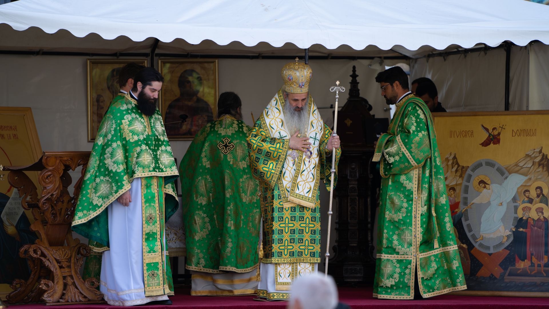 Pogorârea Sfântului Duh la Catedrala Mitropolitană din Iași: „Să ne dăruiască Dumnezeu putere ca ceva din adumbrirea Duhului Sfânt să ne cuprindă și pe noi”