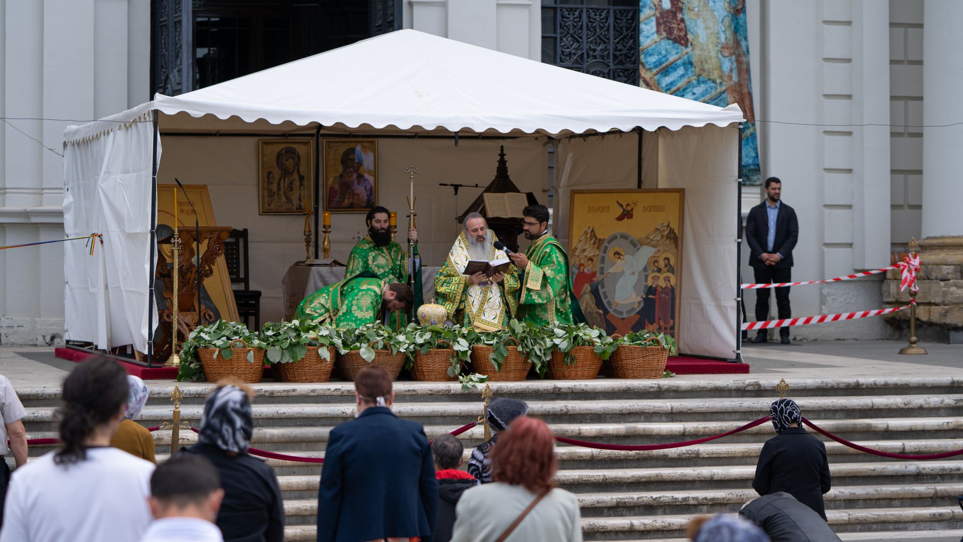 Pogorârea Sfântului Duh la Catedrala Mitropolitană din Iași: „Să ne dăruiască Dumnezeu putere ca ceva din adumbrirea Duhului Sfânt să ne cuprindă și pe noi”