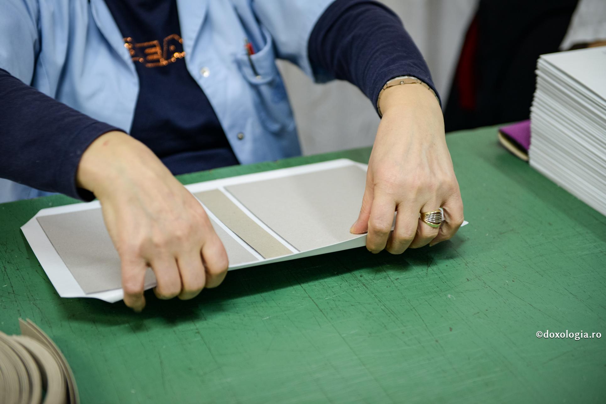 Dacă nu apuc să citesc canonul la vremea potrivită, pot să citesc la lucru, şezând?