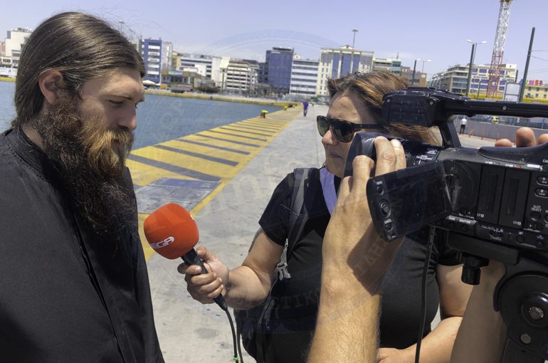 „Sfântul din port”: În fiecare noapte, un preot din Grecia duce mâncare persoanelor fără adăpost