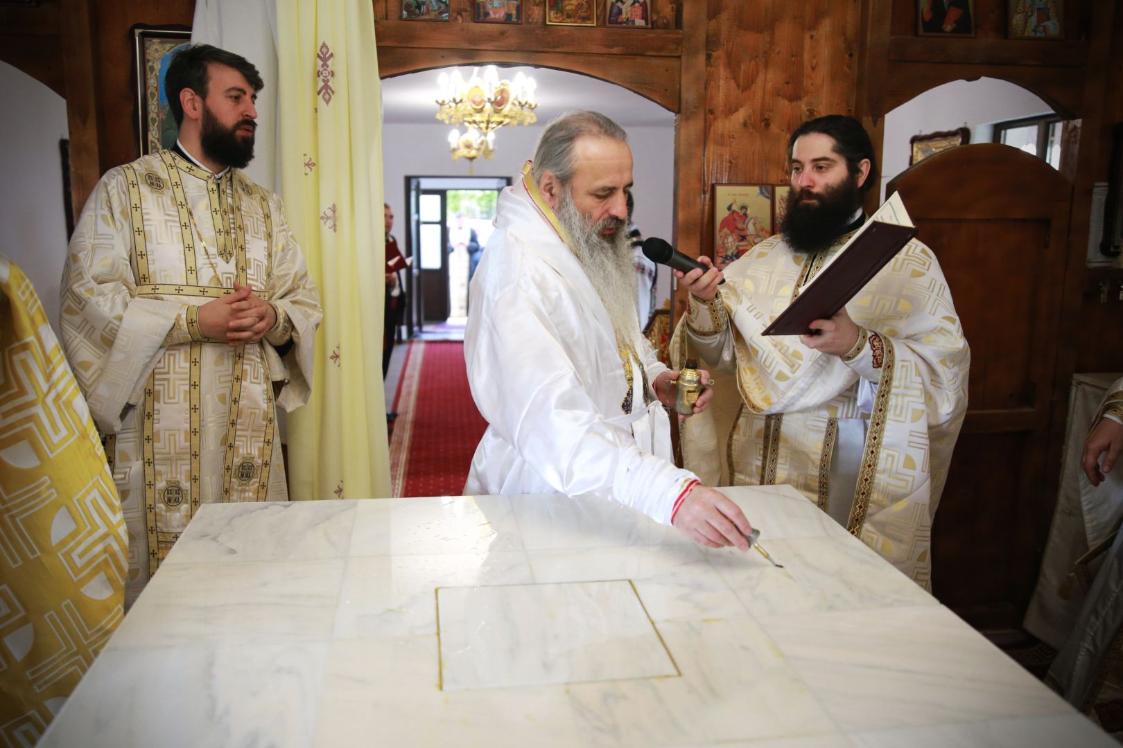 foto: Flavius Popa Paraclisul filiei Bârgăoani a fost târnosit de Părintele Mitropolit Teofan