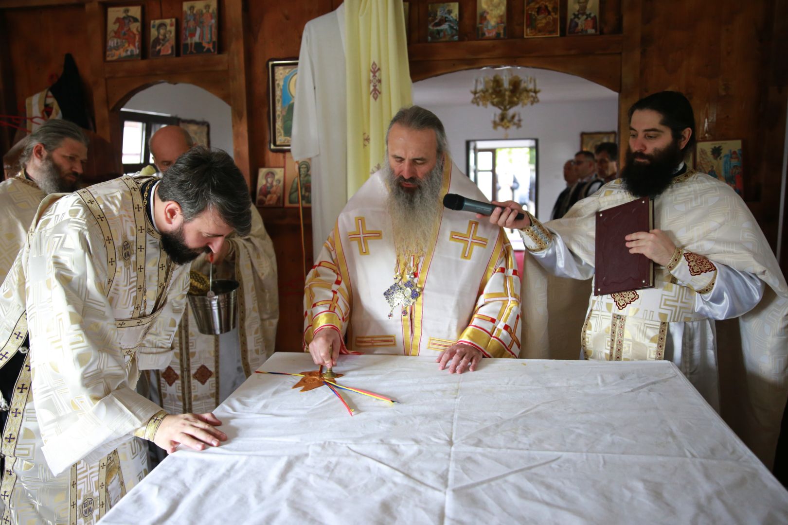 foto: Flavius Popa Paraclisul filiei Bârgăoani a fost târnosit de Părintele Mitropolit Teofan